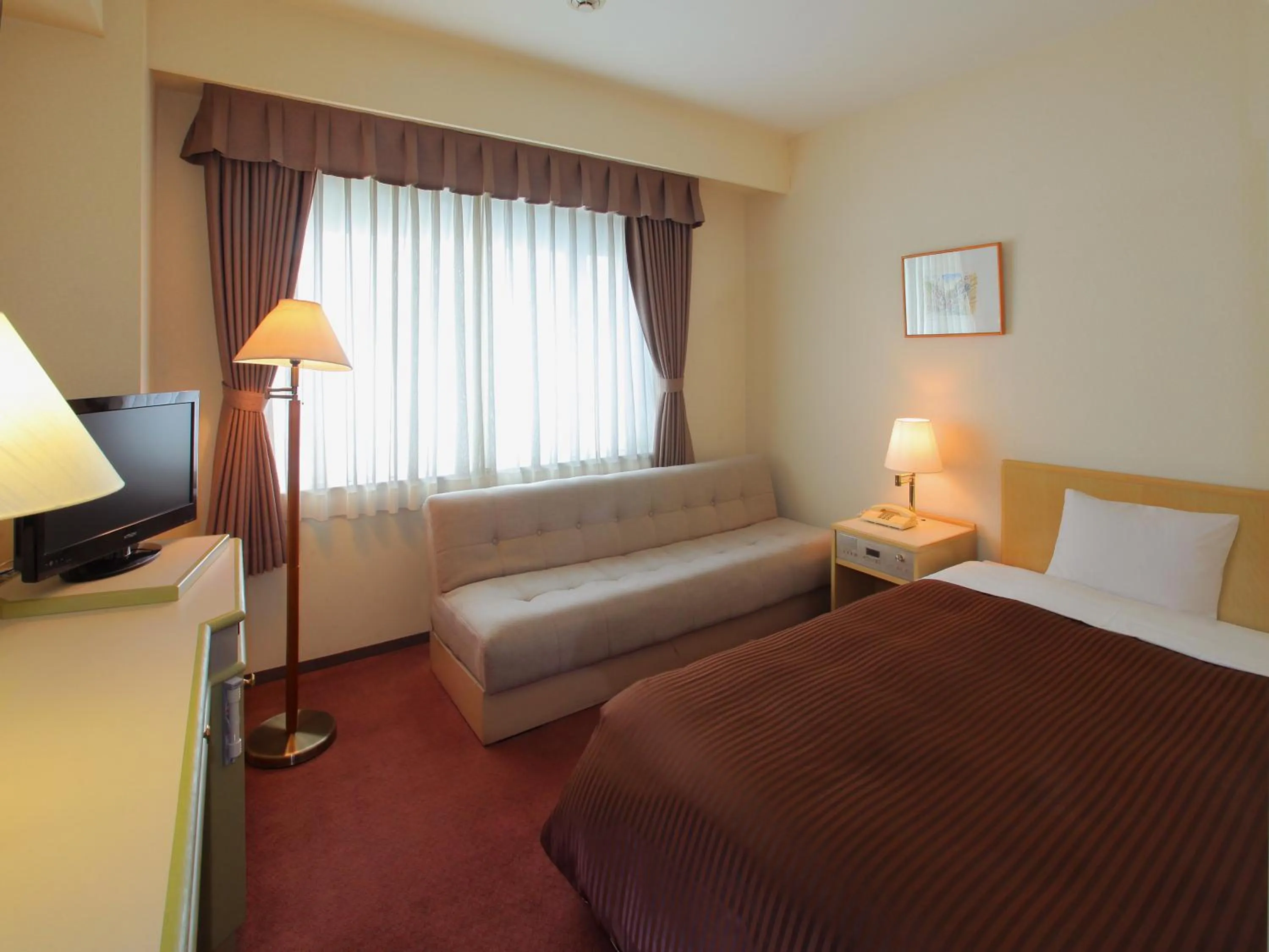 Day, Bed in Hotel Green Tower Makuhari