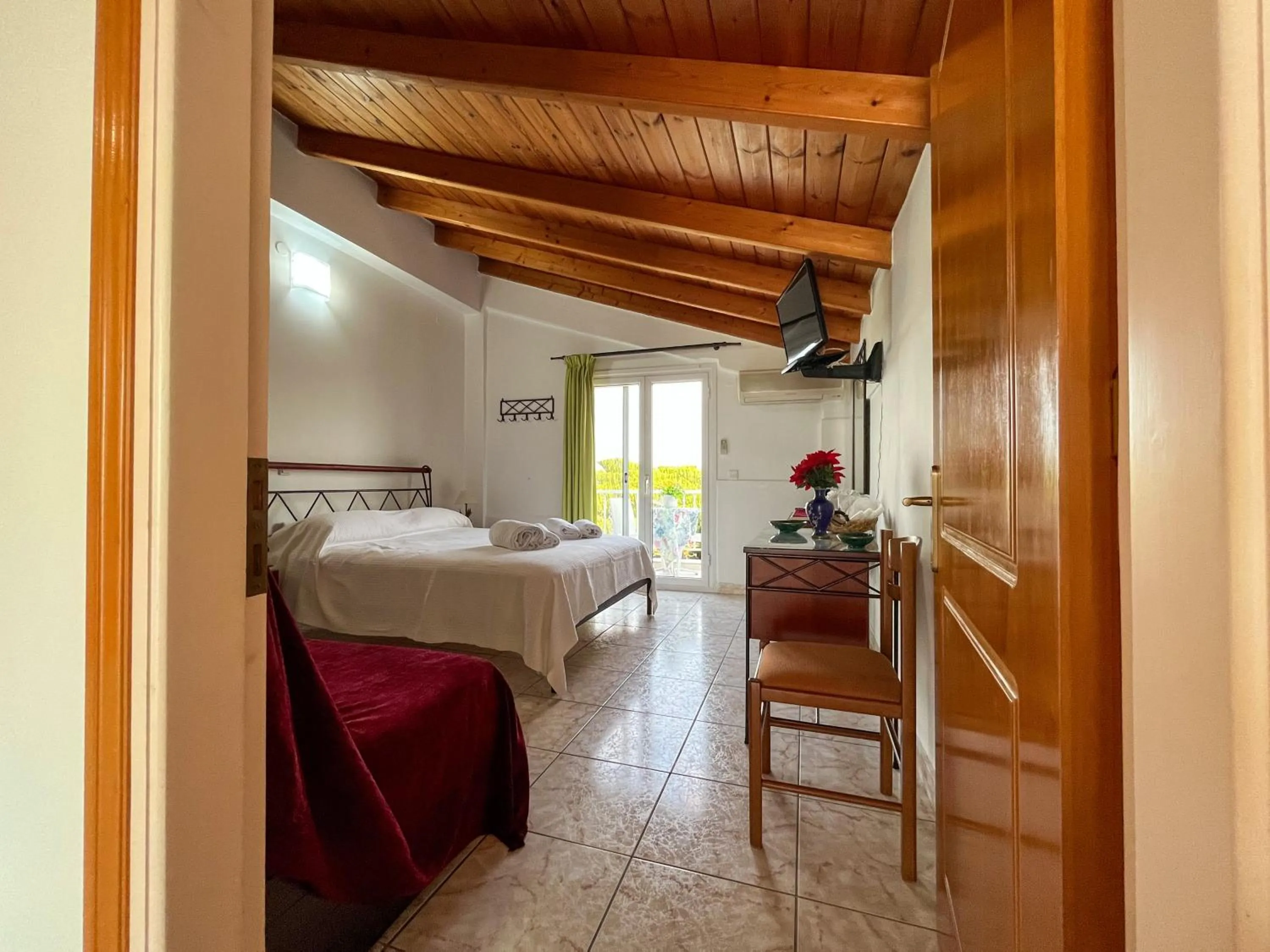 Bedroom, Bed in Pettas Apartments