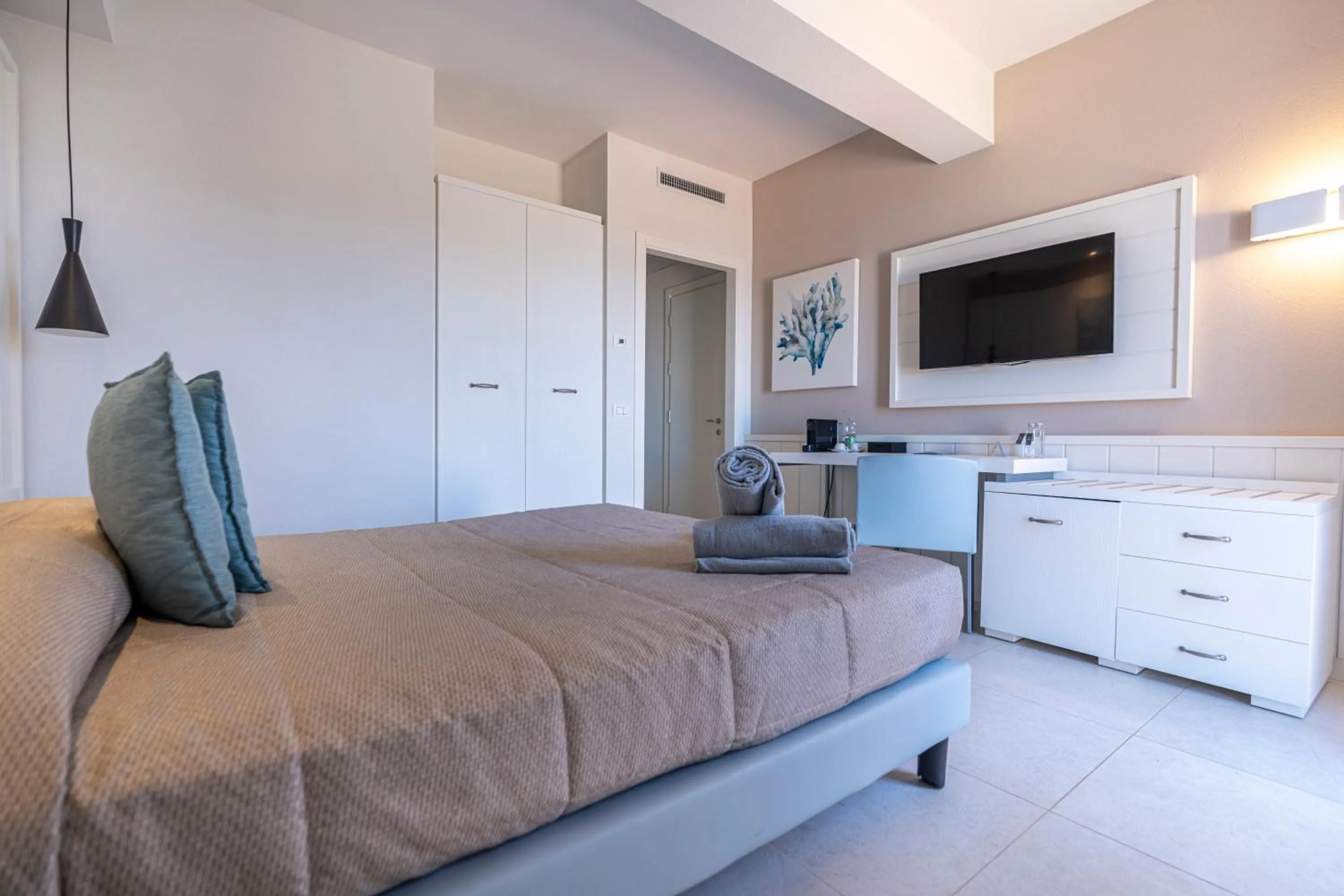 Bedroom, Bed in Mangia's Pollina Resort