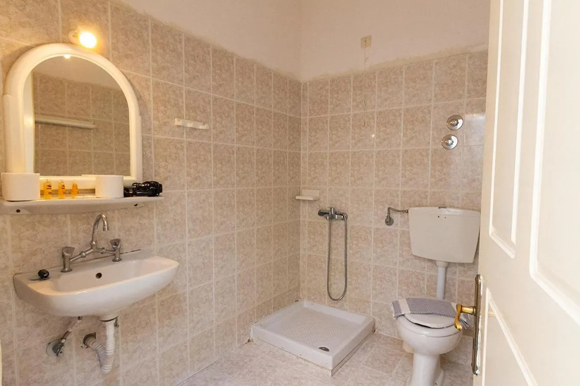 Shower in Pagona Hotel