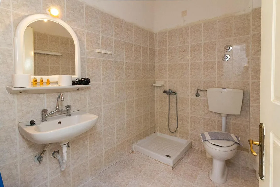 Shower in Pagona Hotel