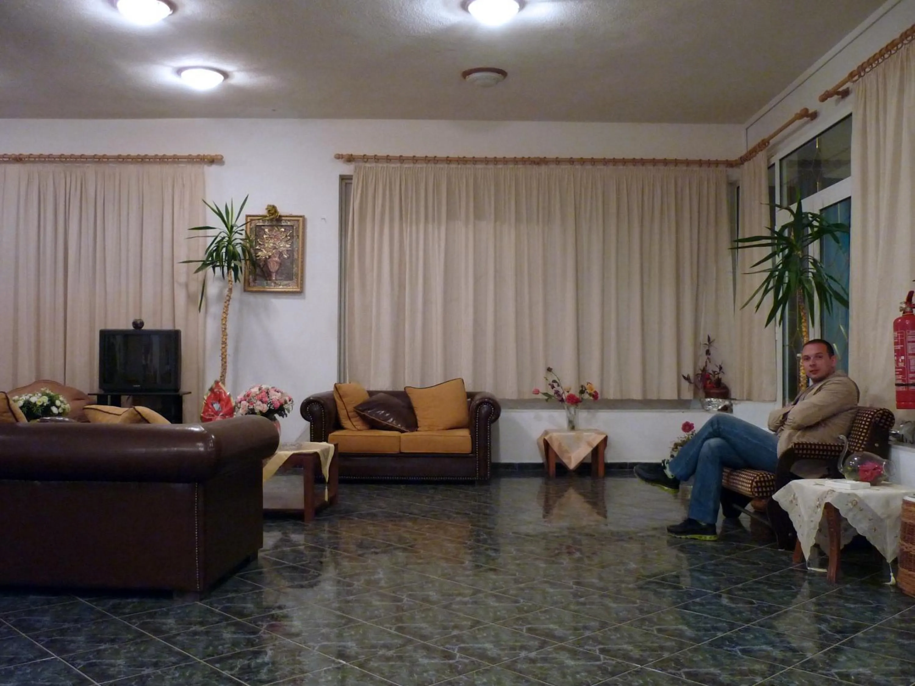 Communal lounge/ TV room in Pagona Hotel