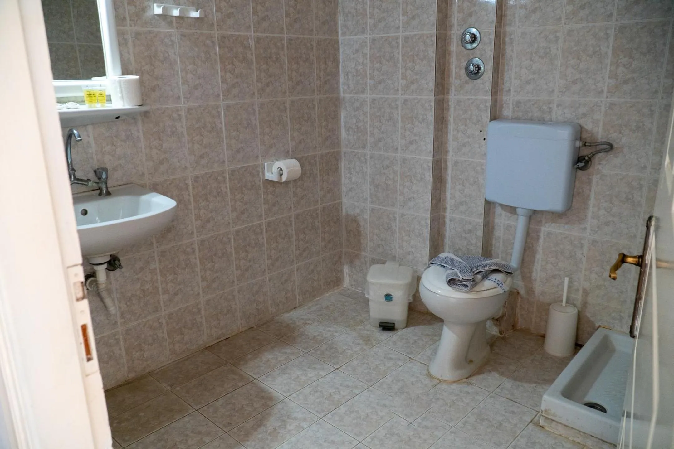 Toilet in Pagona Hotel