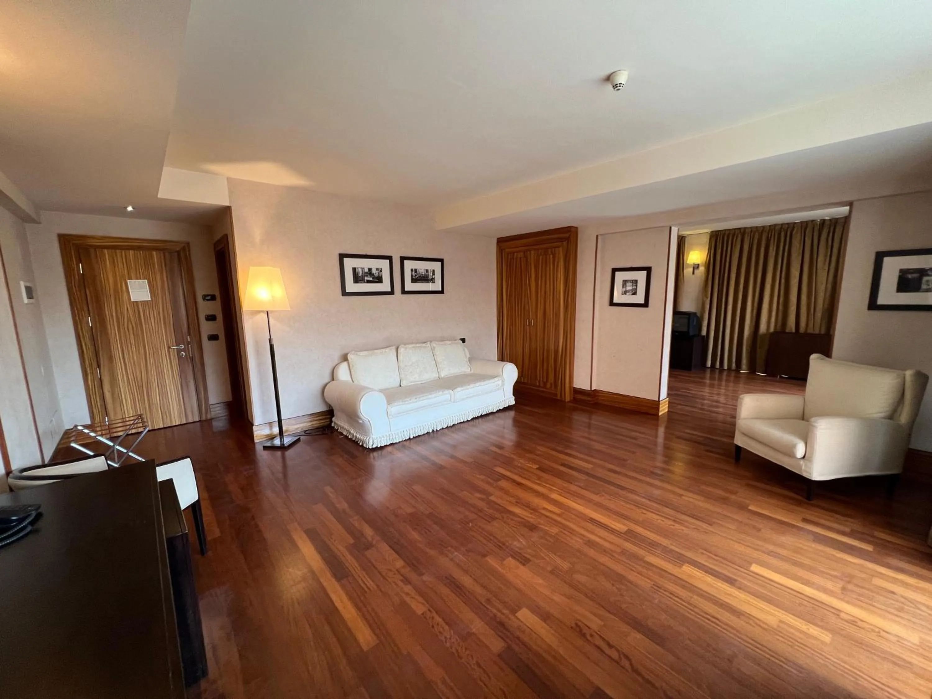 Seating area, Bed in Hotel La Fenice