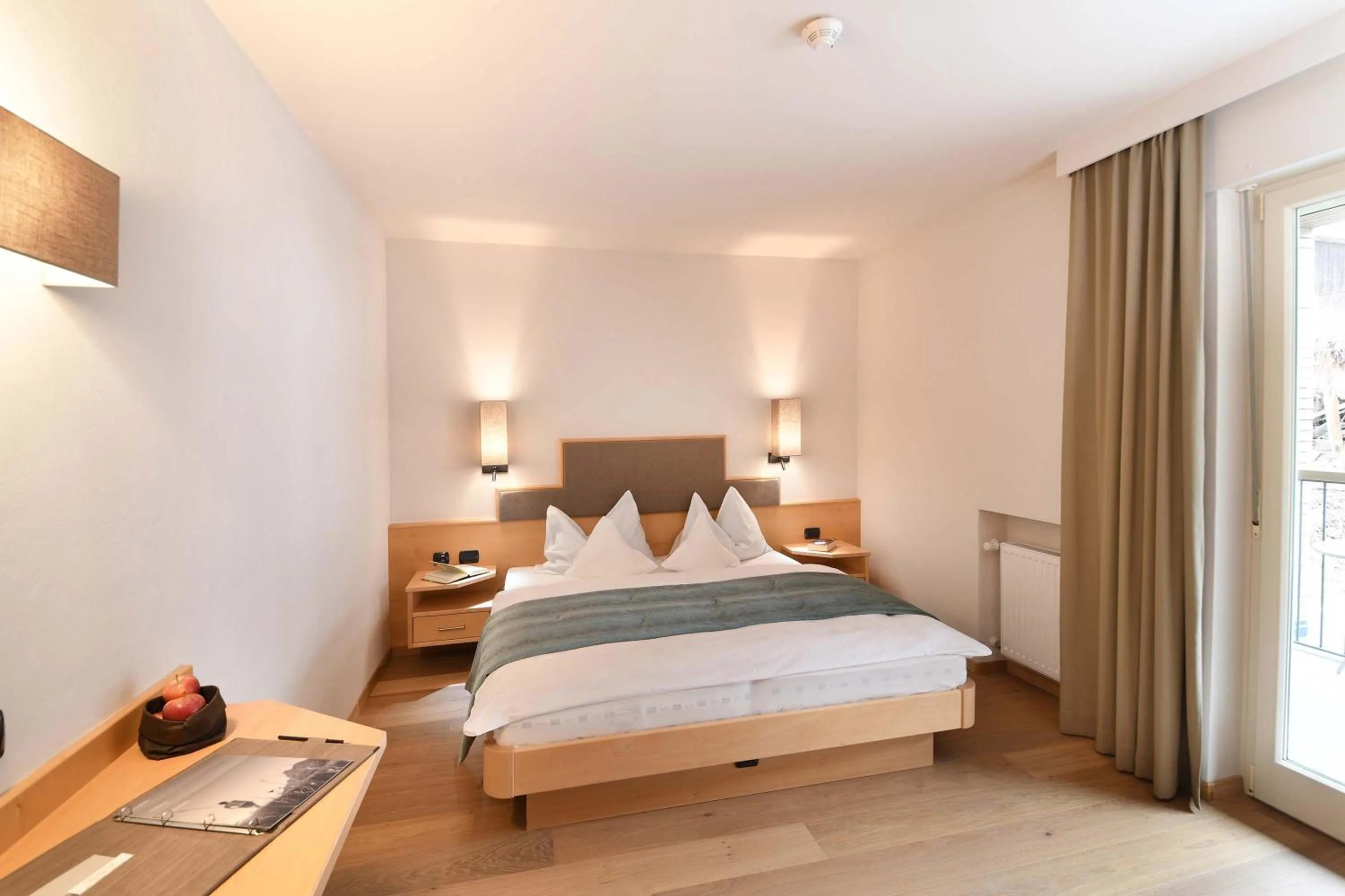 Photo of the whole room, Bed in Hotel Das Stachelburg