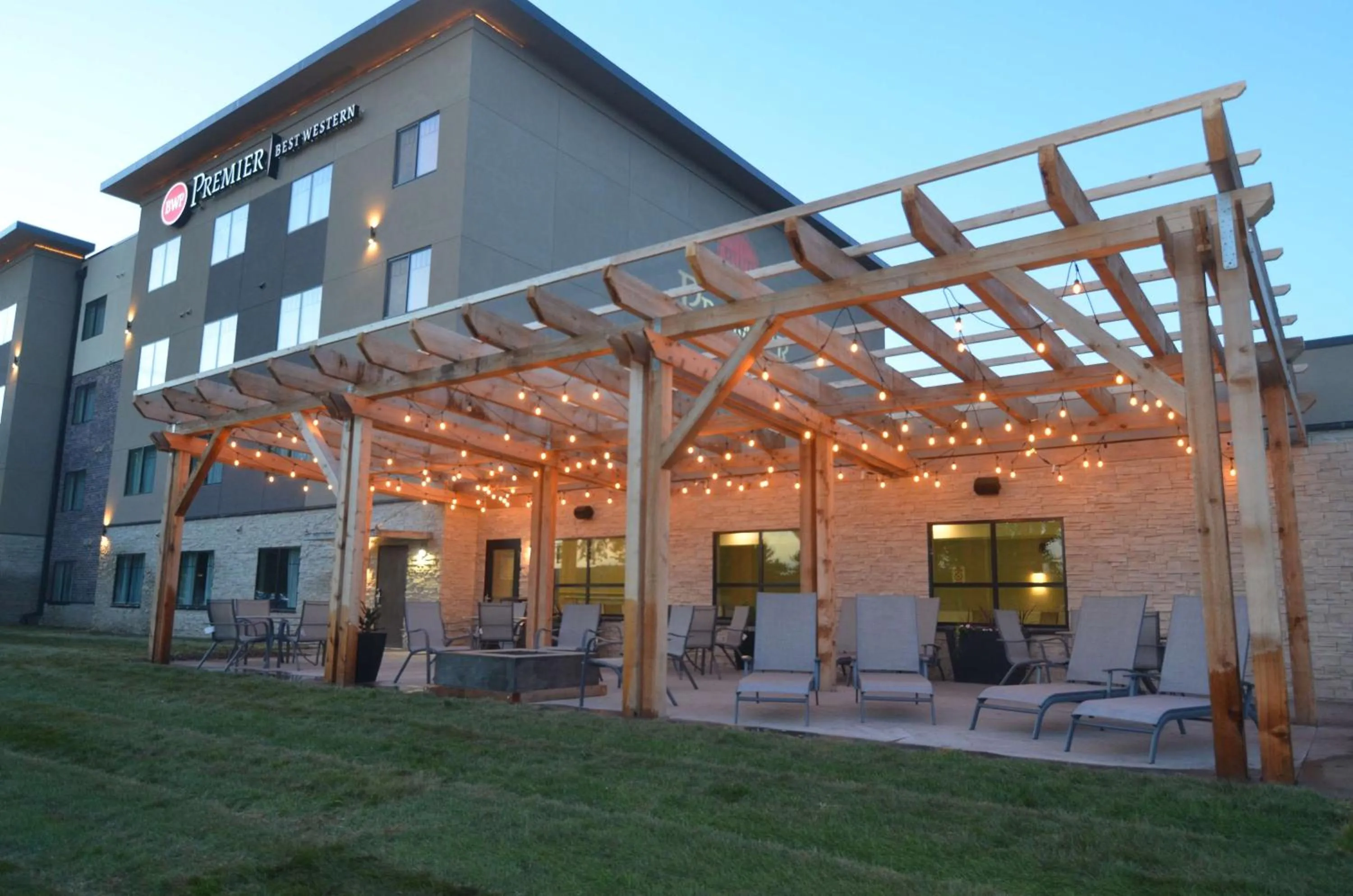 Property building in Best Western Premier Ankeny Hotel