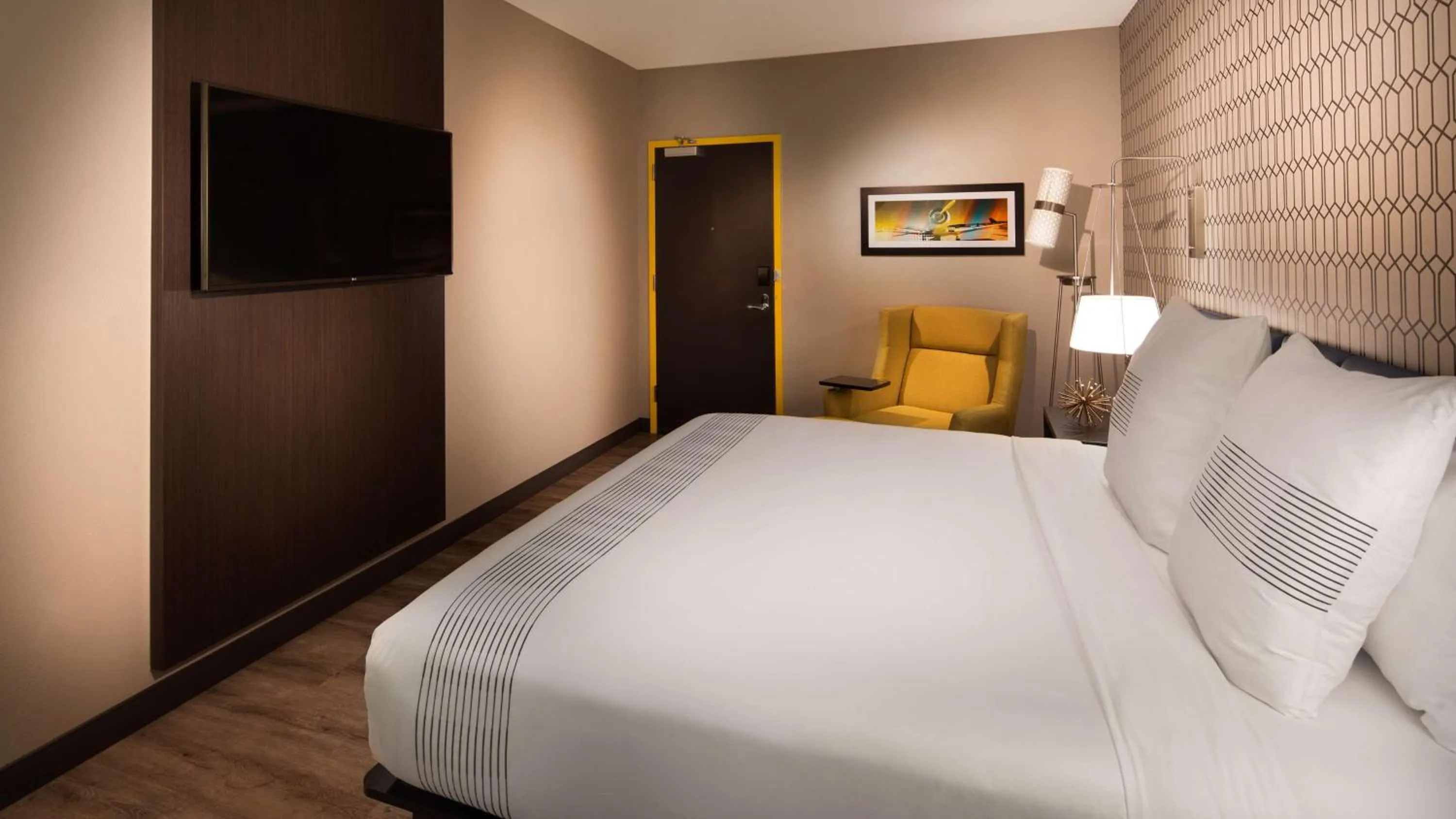 Photo of the whole room, Bed in GLō Best Western Asheville Tunnel Road