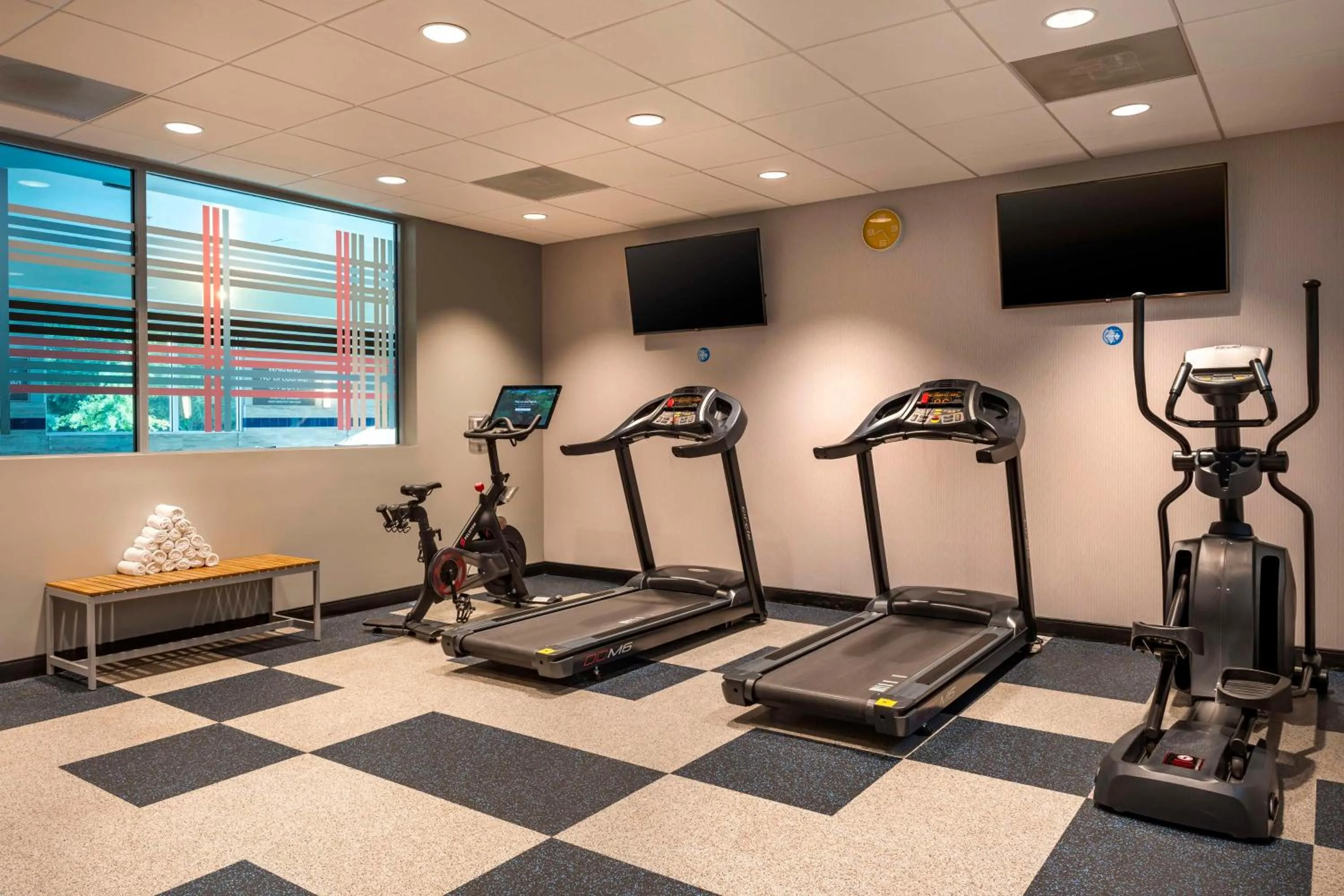 Fitness centre/facilities in GLo Hotel Asheville-Blue Ridge Parkway