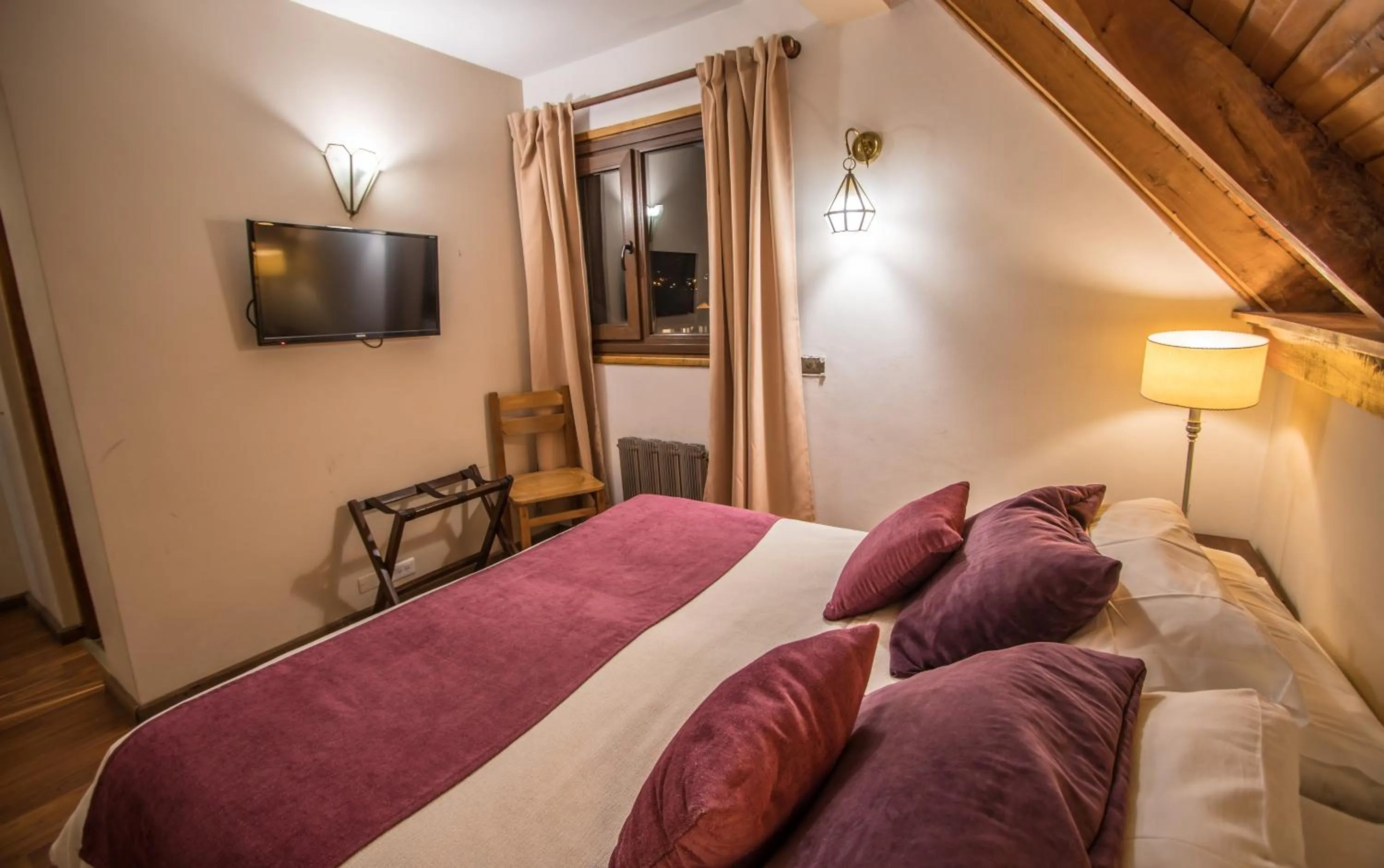 Photo of the whole room, Bed in Tunqueley Hotel