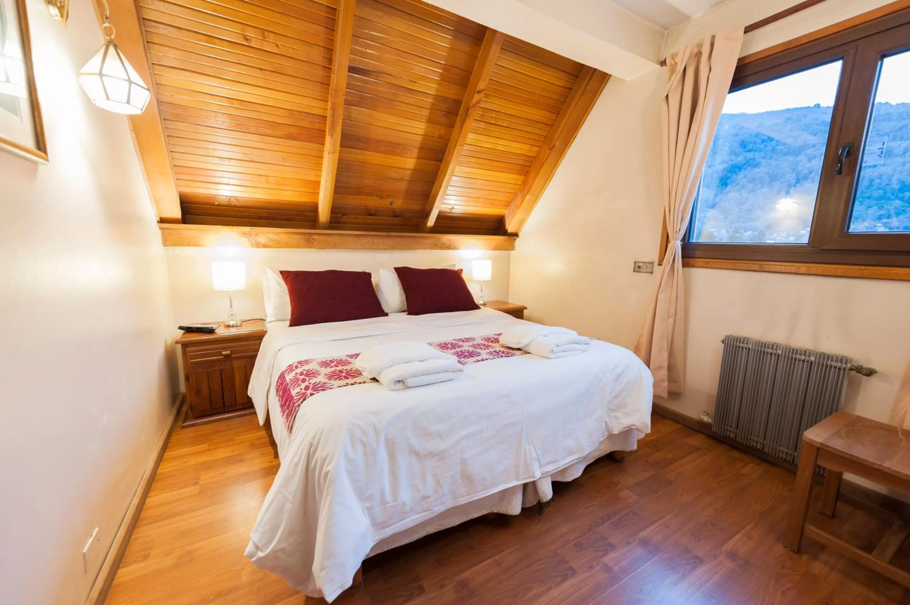 Photo of the whole room, Bed in Tunqueley Hotel