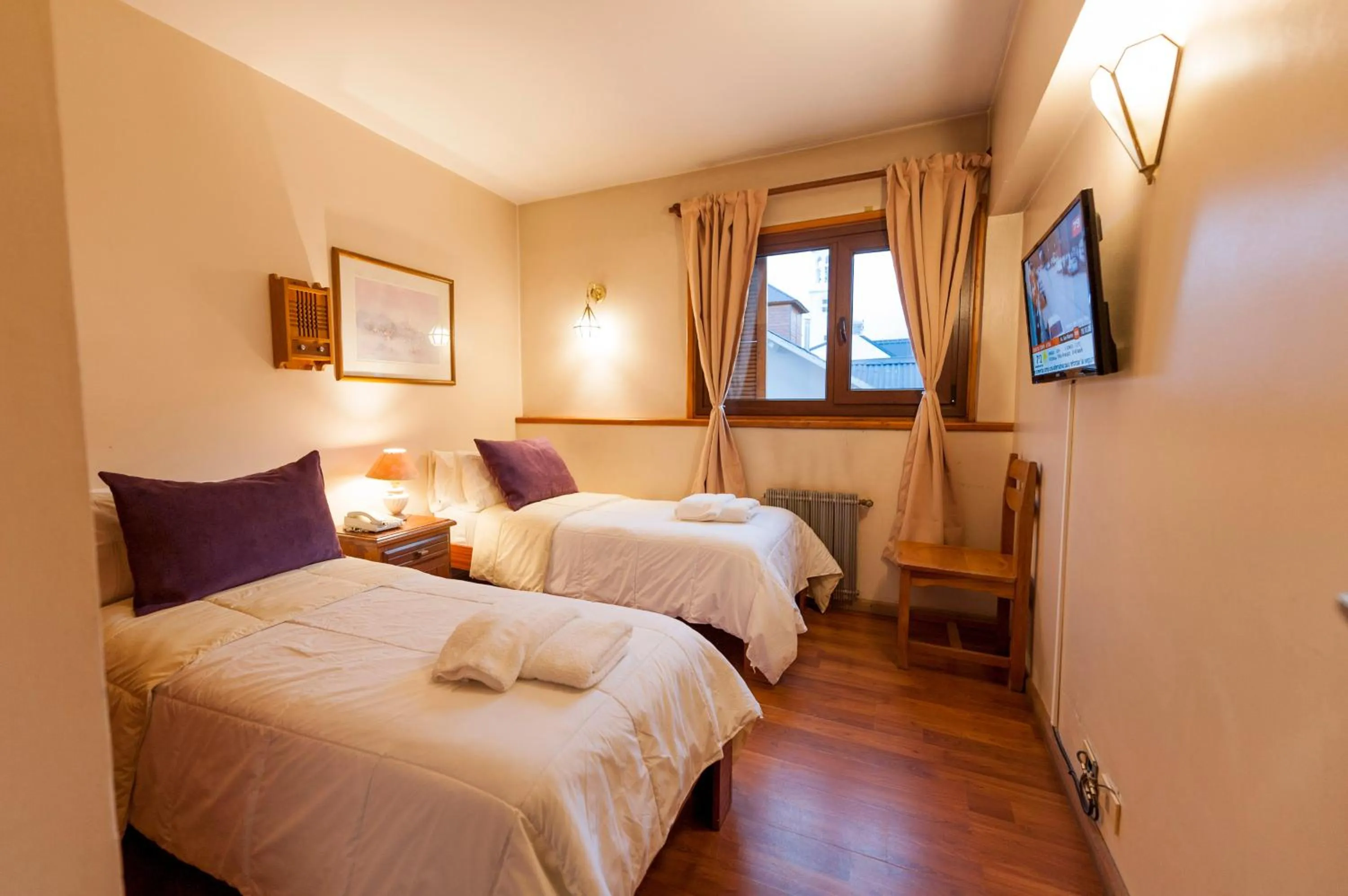 Photo of the whole room, Bed in Tunqueley Hotel