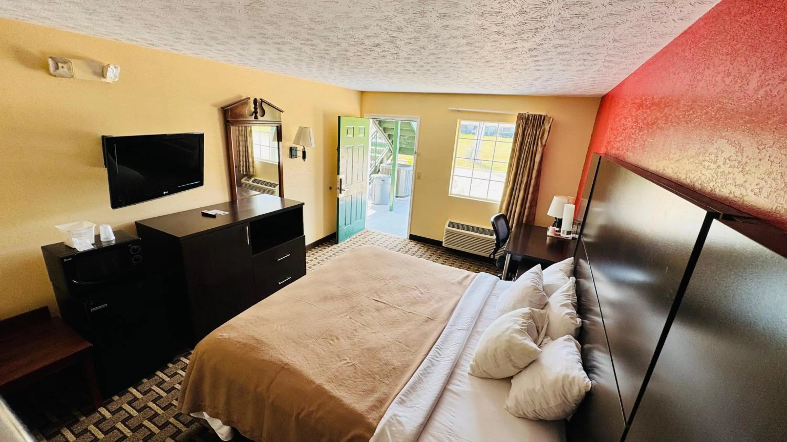 Bed in Garden Inn and Suites near Callaway Gardens Pine Mountain