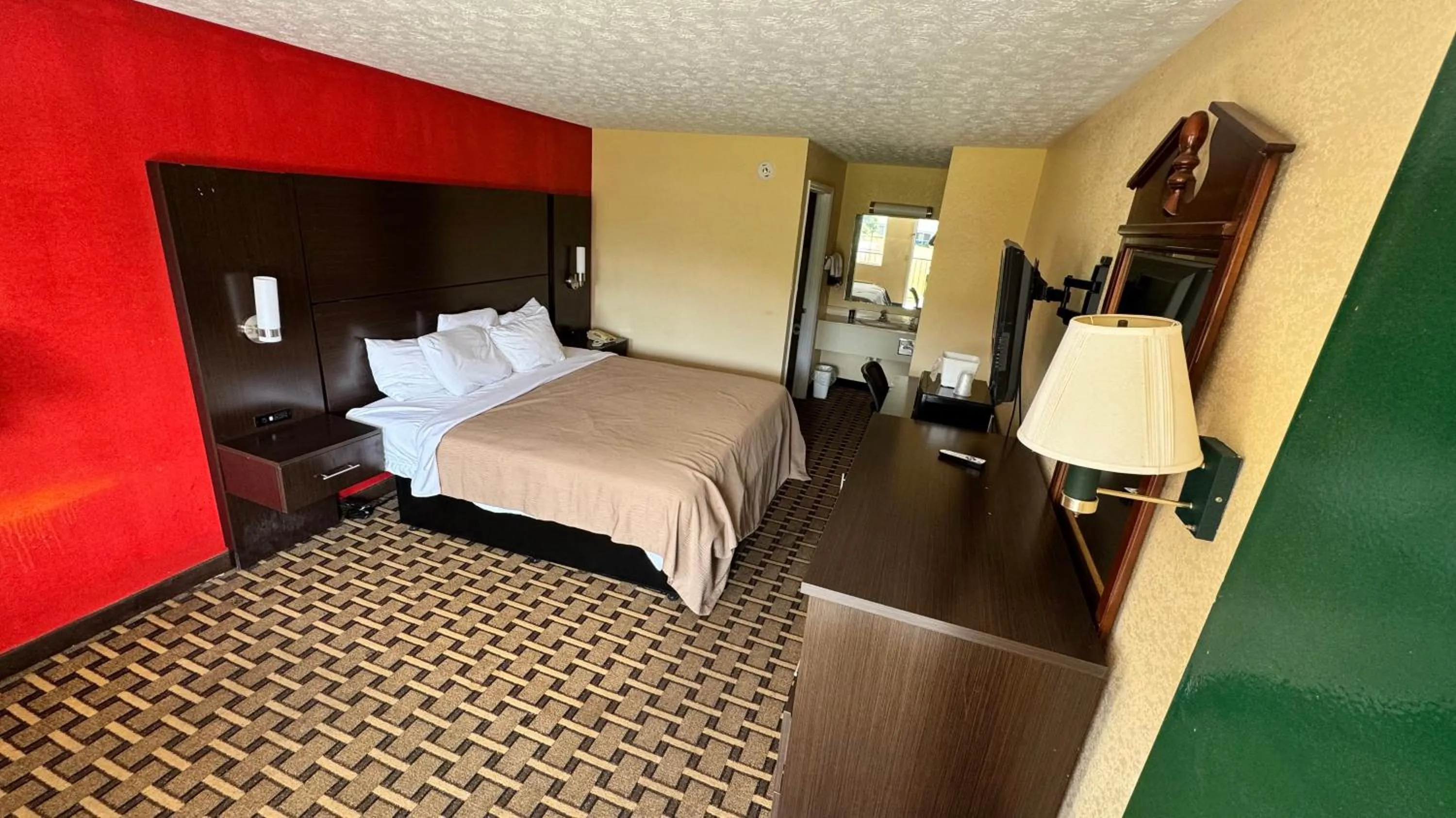 Photo of the whole room, Bed in Garden Inn and Suites near Callaway Gardens Pine Mountain