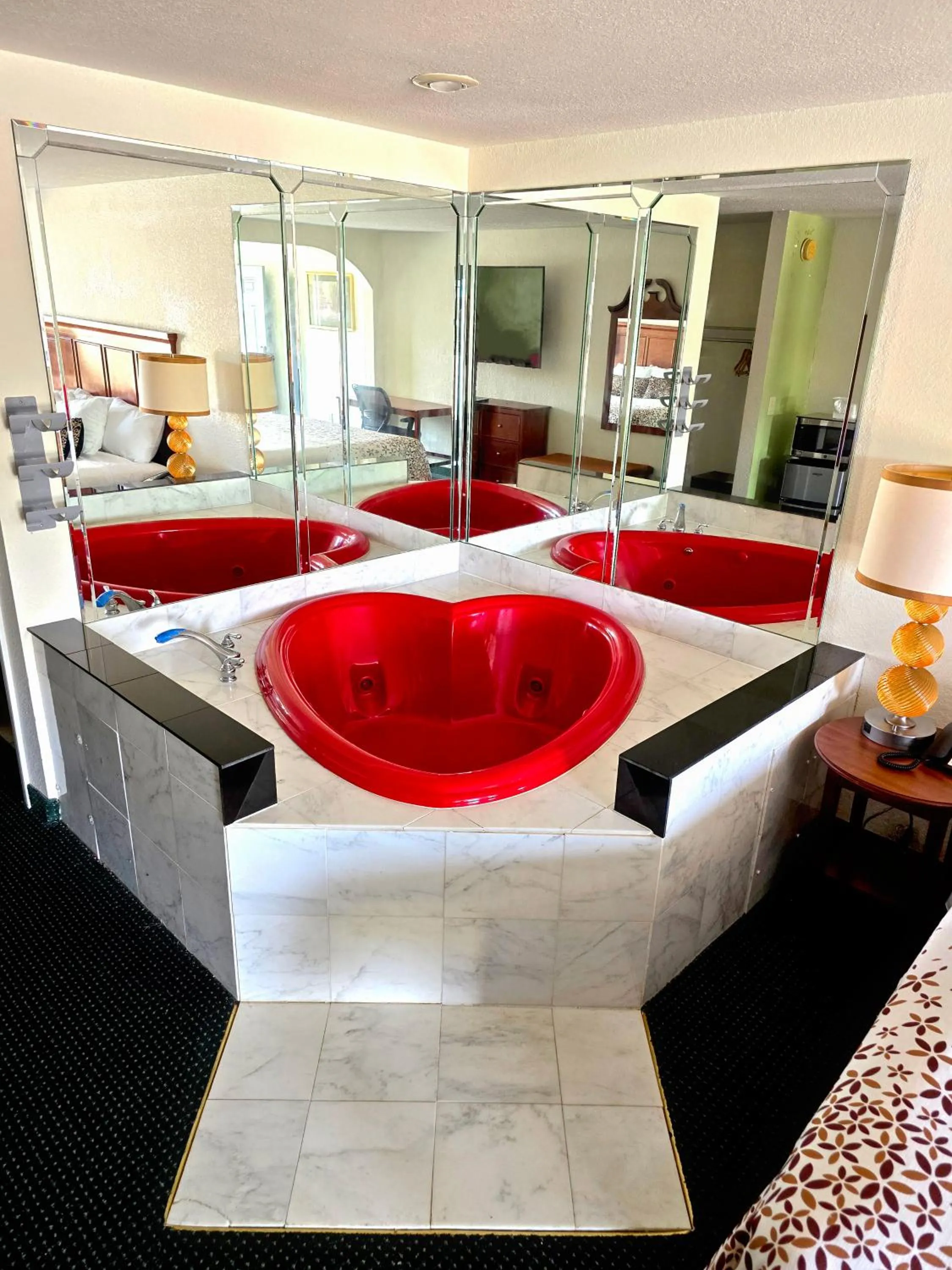 Hot Tub in Garden Inn and Suites near Callaway Gardens Pine Mountain