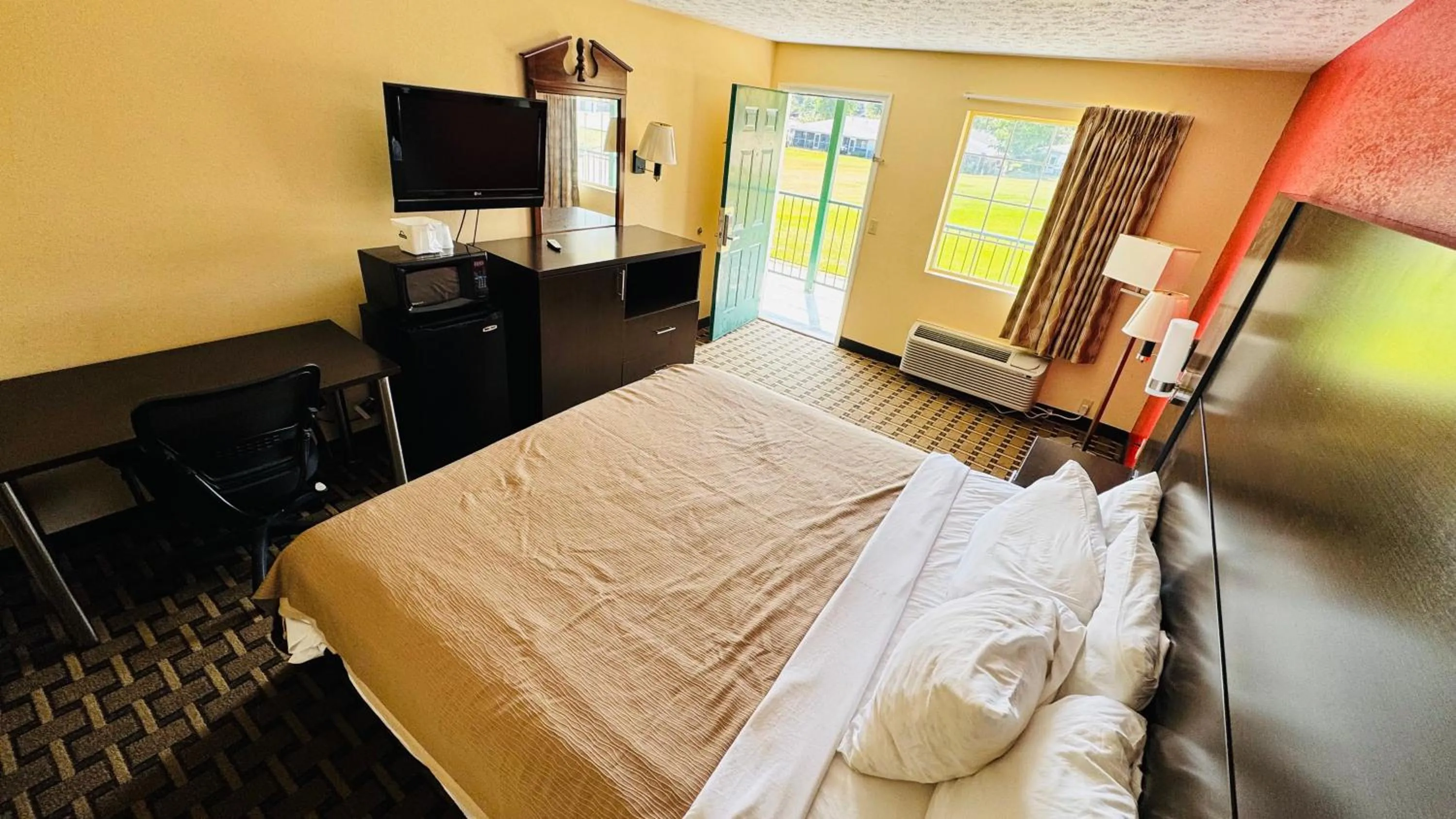 Photo of the whole room, Bed in Garden Inn and Suites near Callaway Gardens Pine Mountain