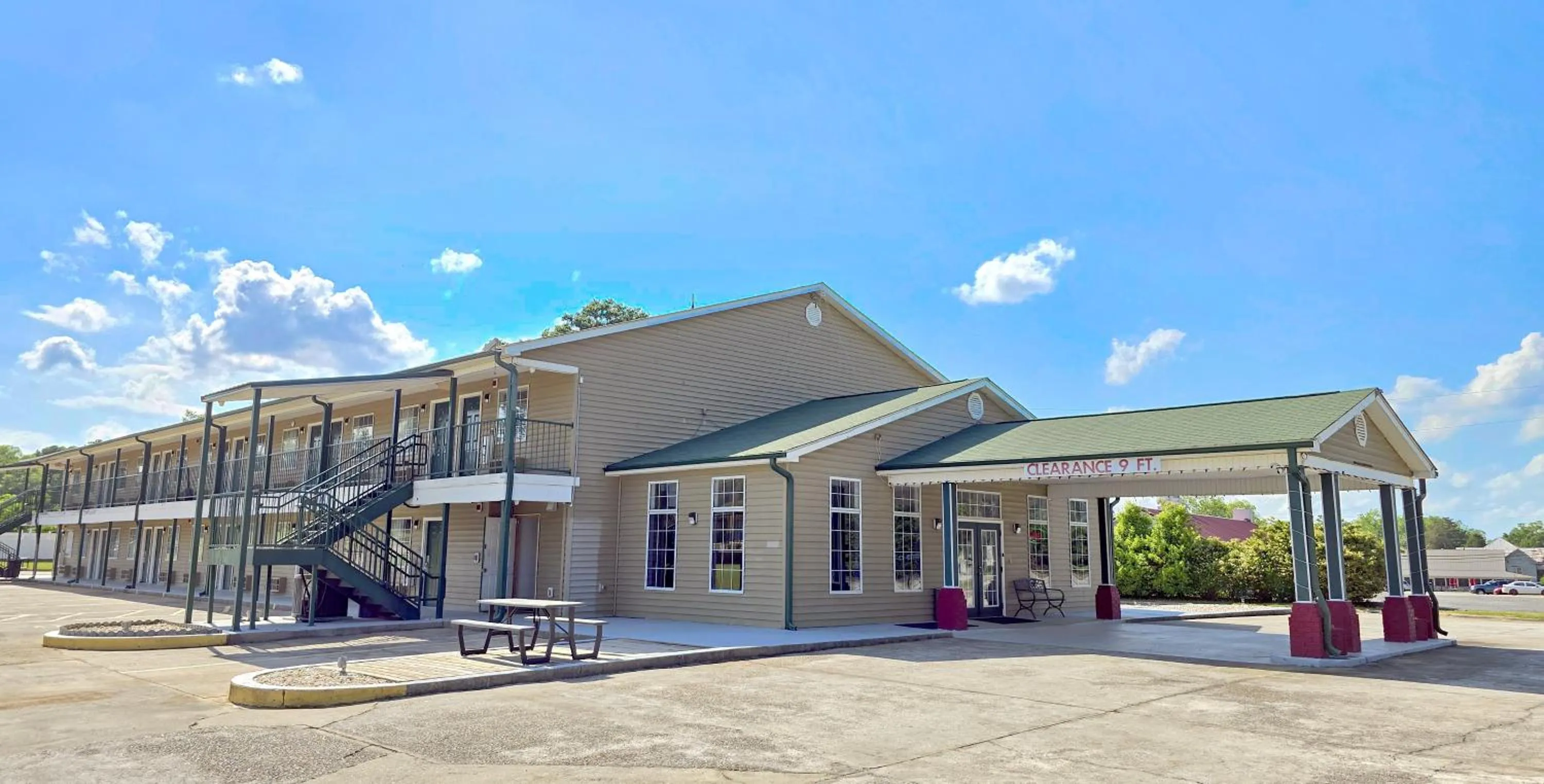 Property building in Garden Inn and Suites near Callaway Gardens Pine Mountain