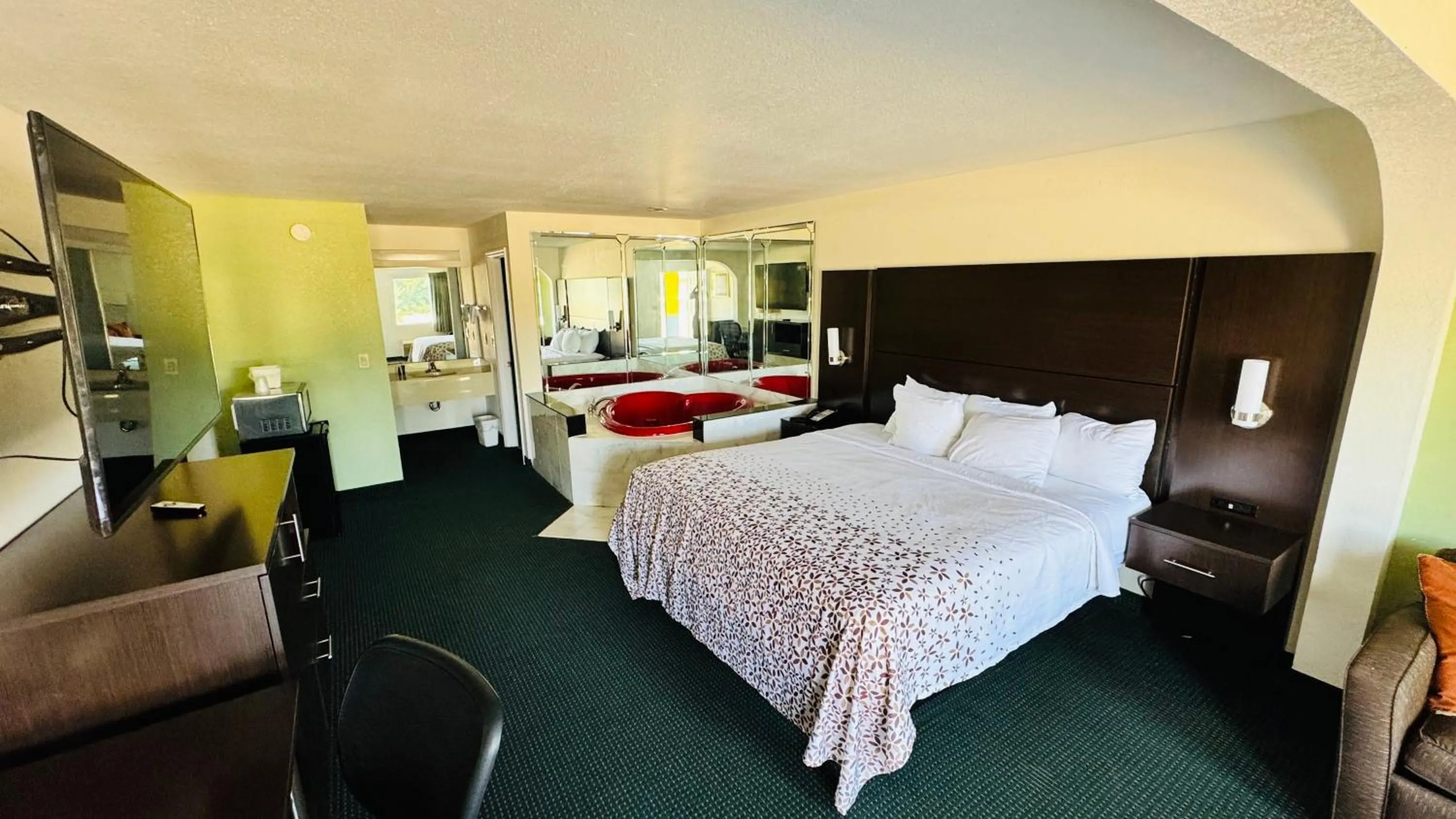 Bed in Garden Inn and Suites near Callaway Gardens Pine Mountain