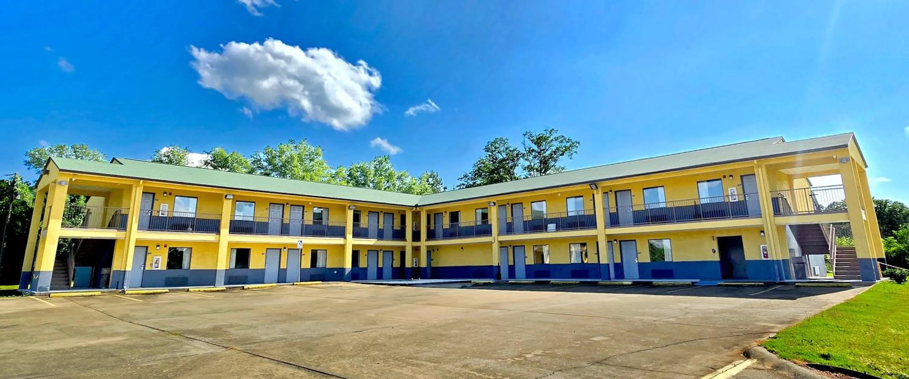 Property building in Garden Inn and Suites near Callaway Gardens Pine Mountain