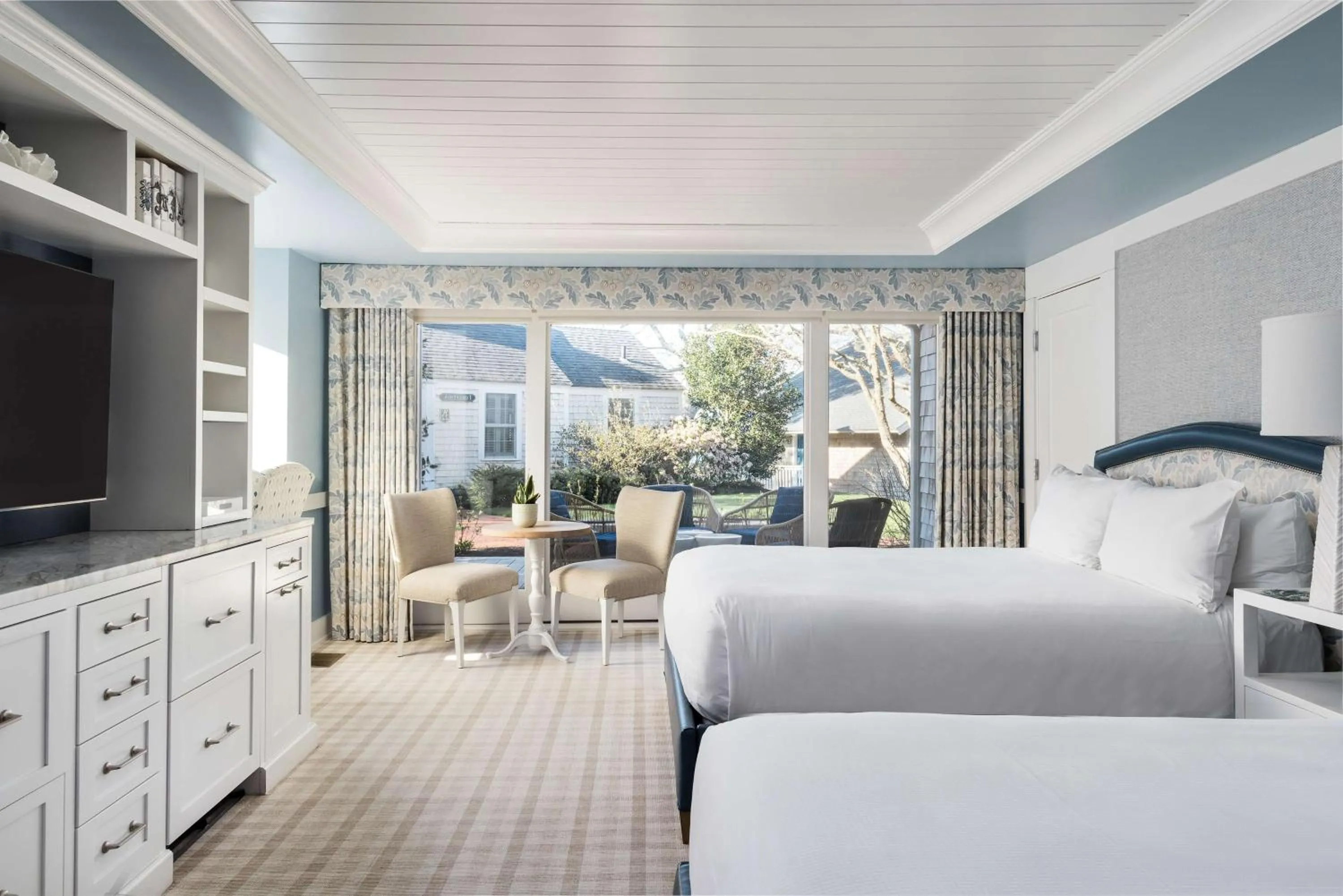 Bed in Wequassett Resort and Golf Club