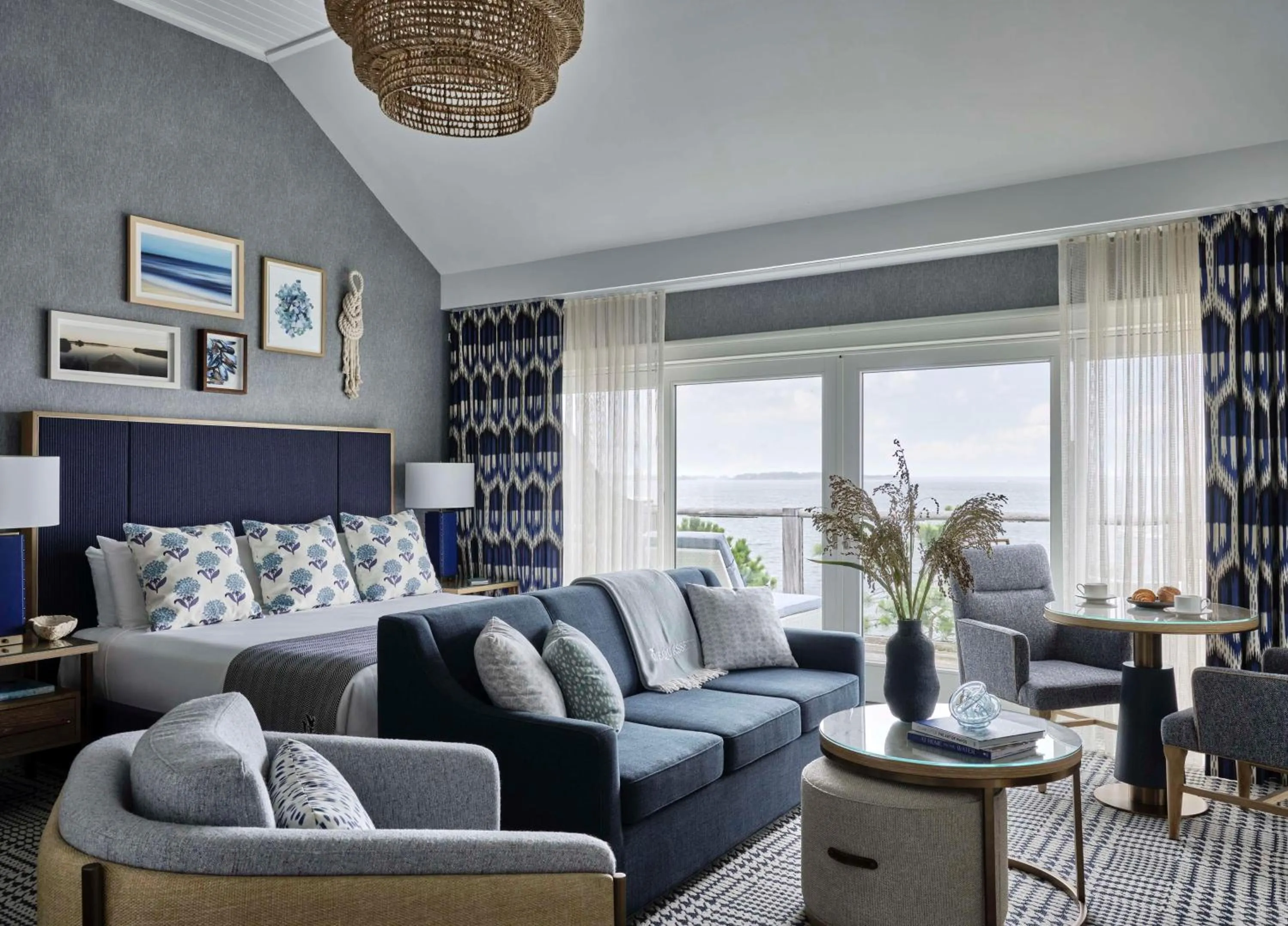 Bed in Wequassett Resort and Golf Club