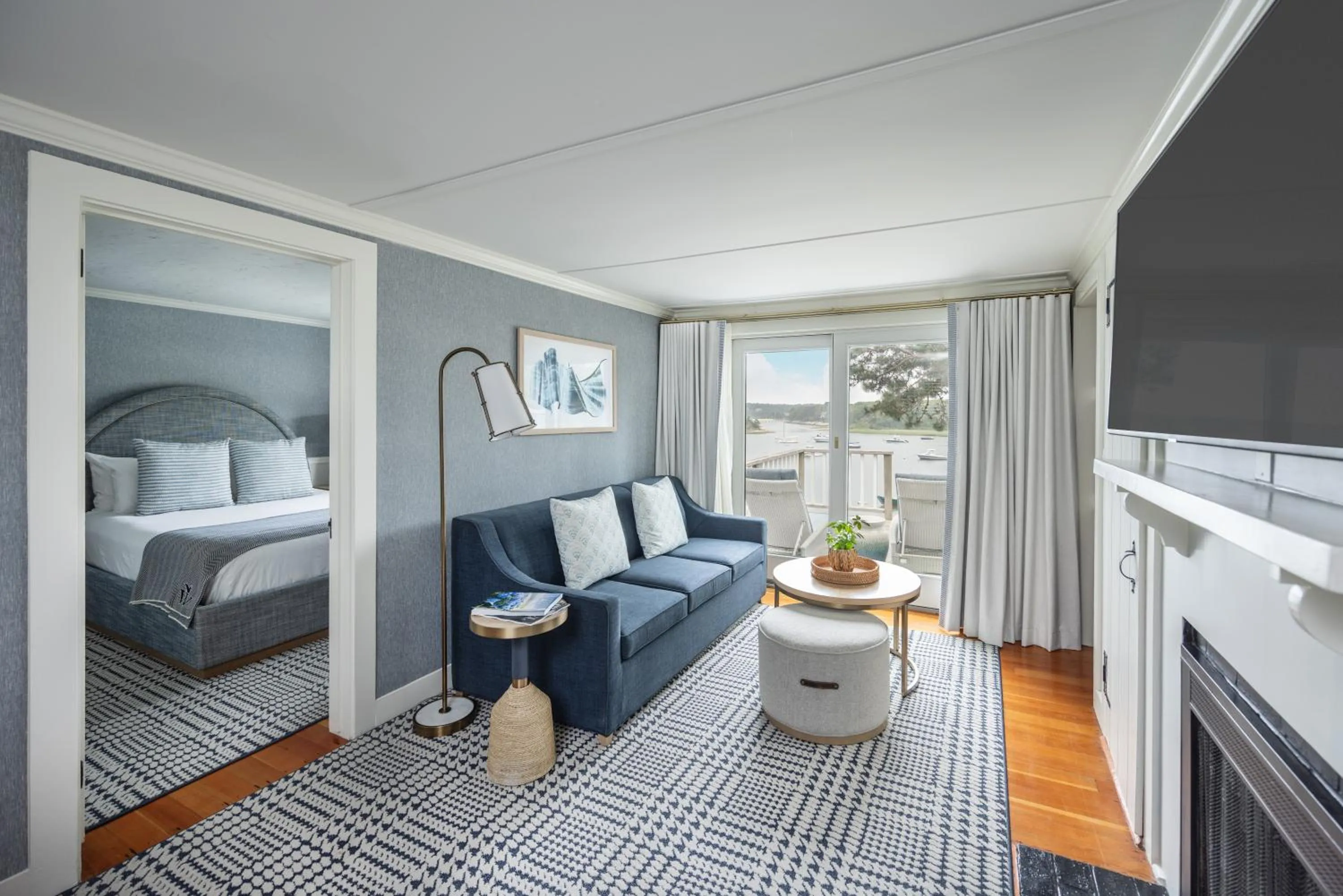 Bed in Wequassett Resort and Golf Club