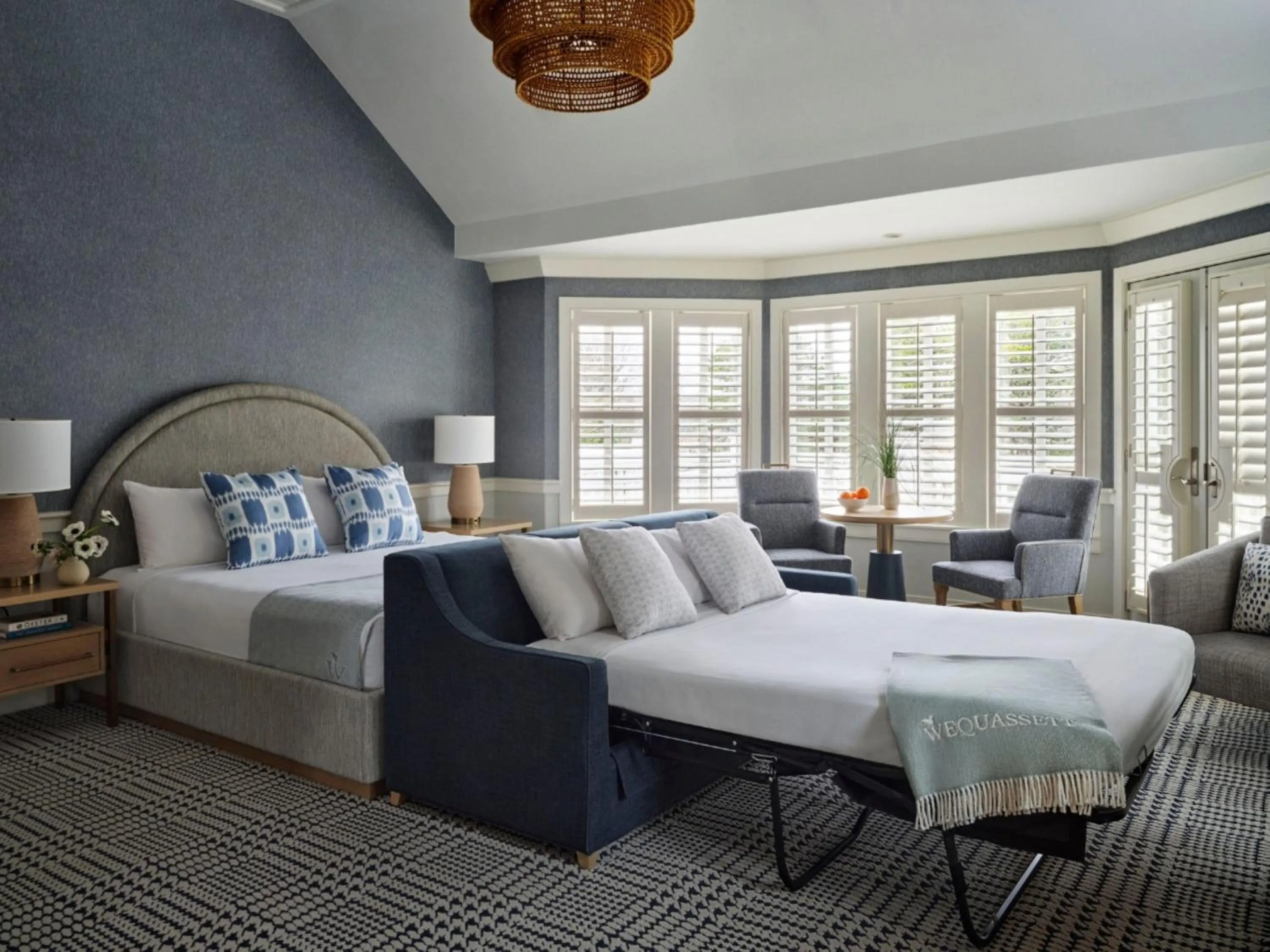 Bed in Wequassett Resort and Golf Club