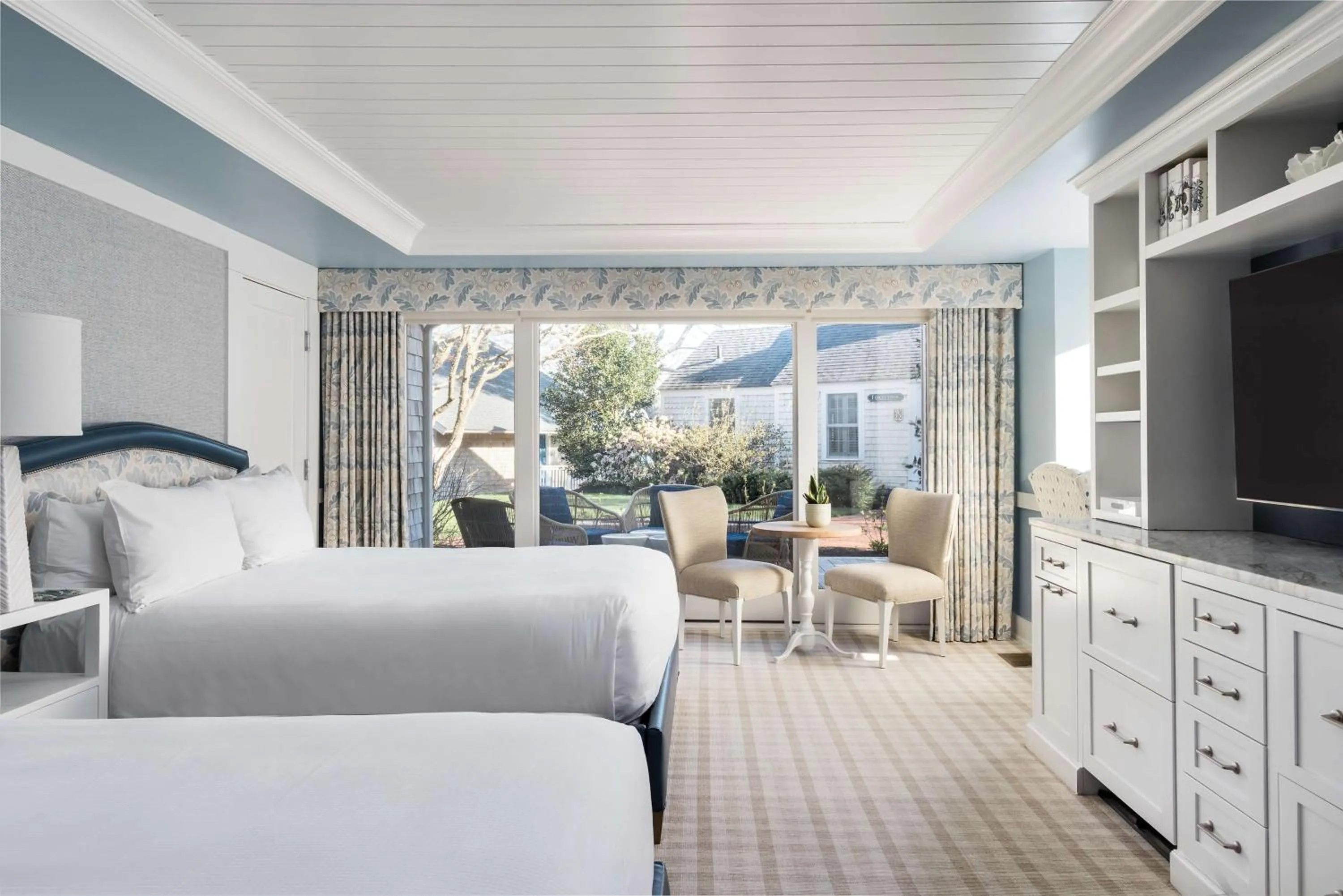 Bed in Wequassett Resort and Golf Club