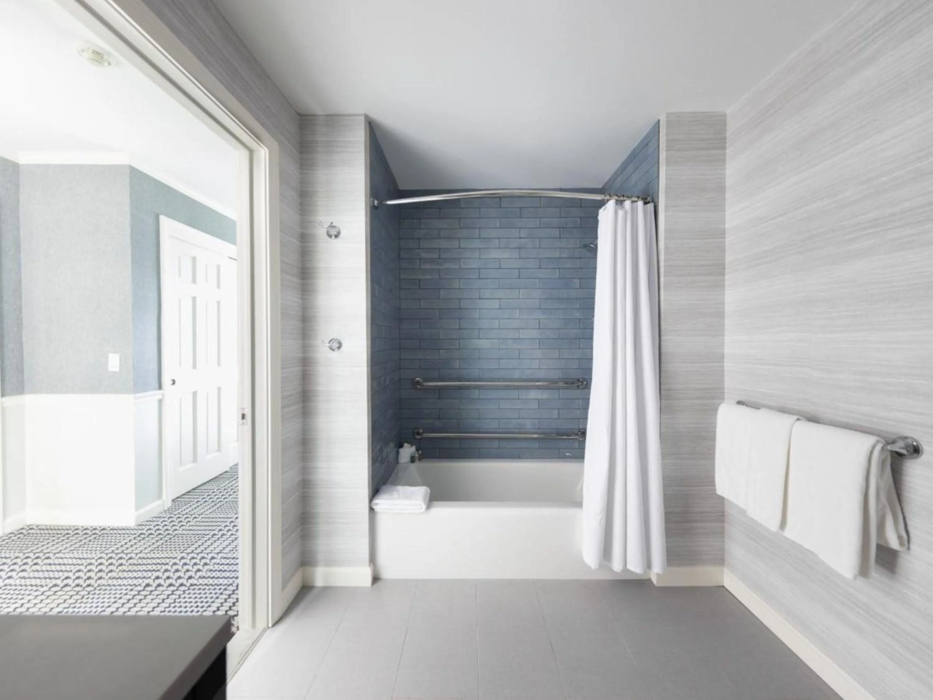 Bathroom, Bed in Wequassett Resort and Golf Club