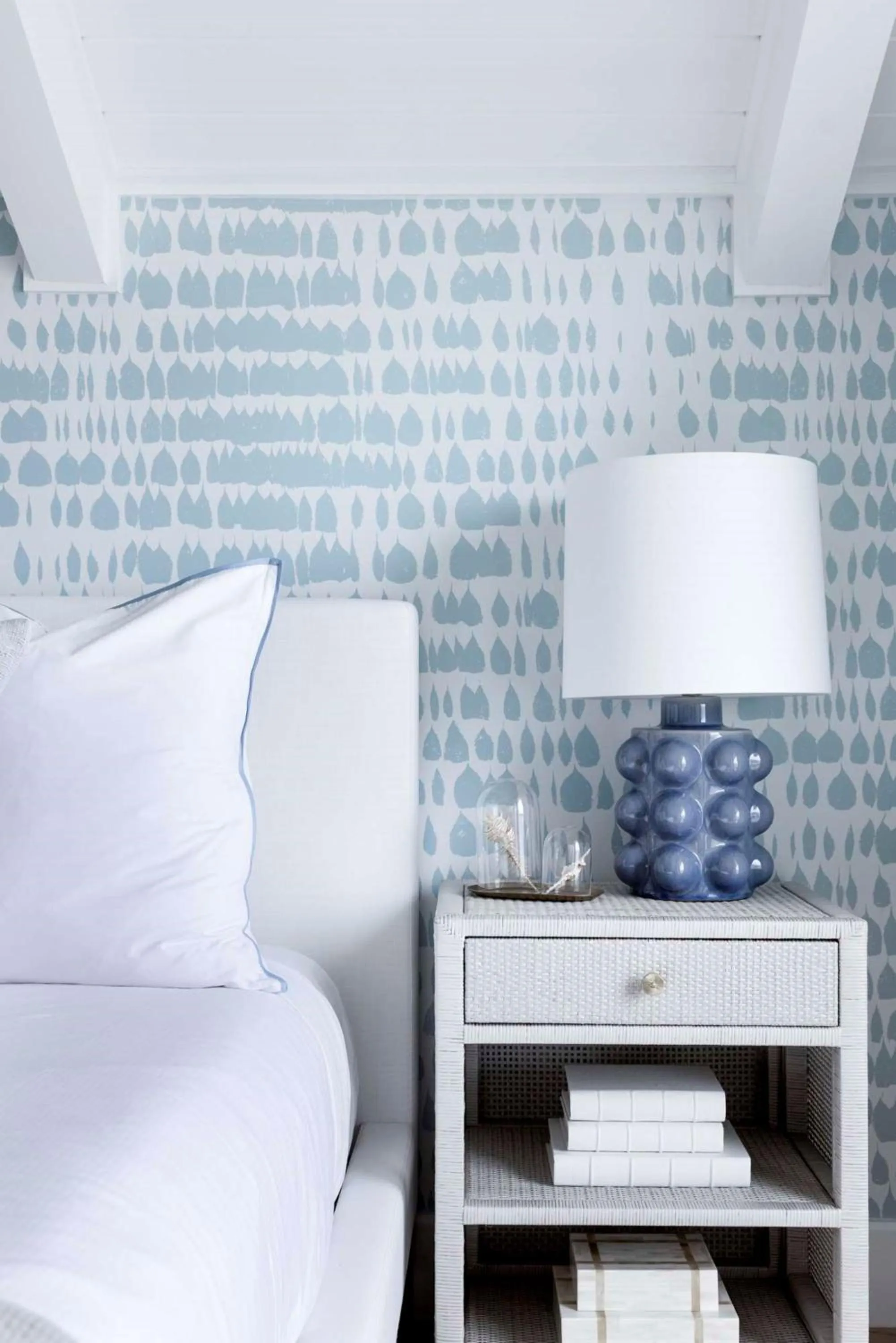 Bed in Wequassett Resort and Golf Club