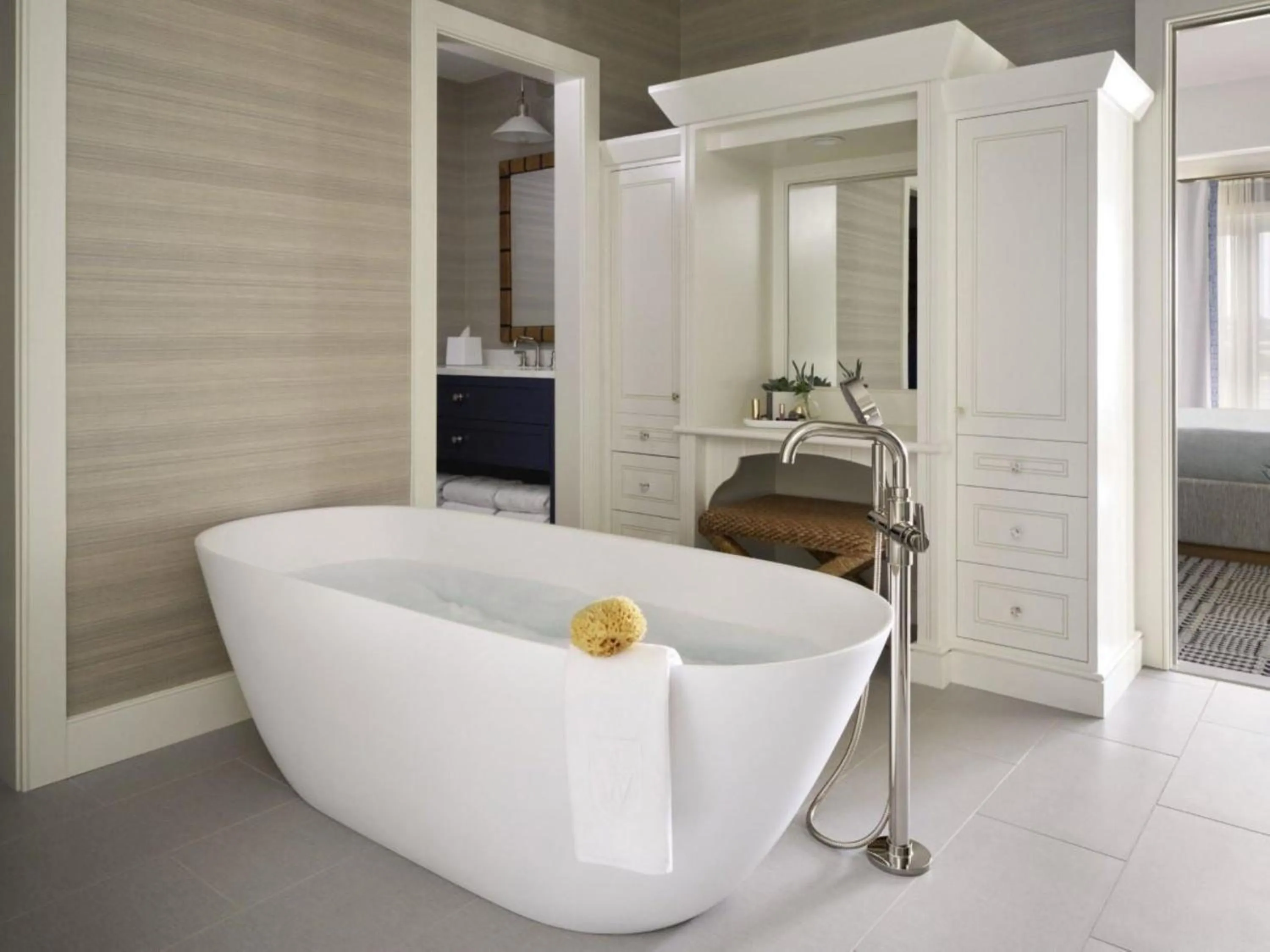 Bath, Bed in Wequassett Resort and Golf Club