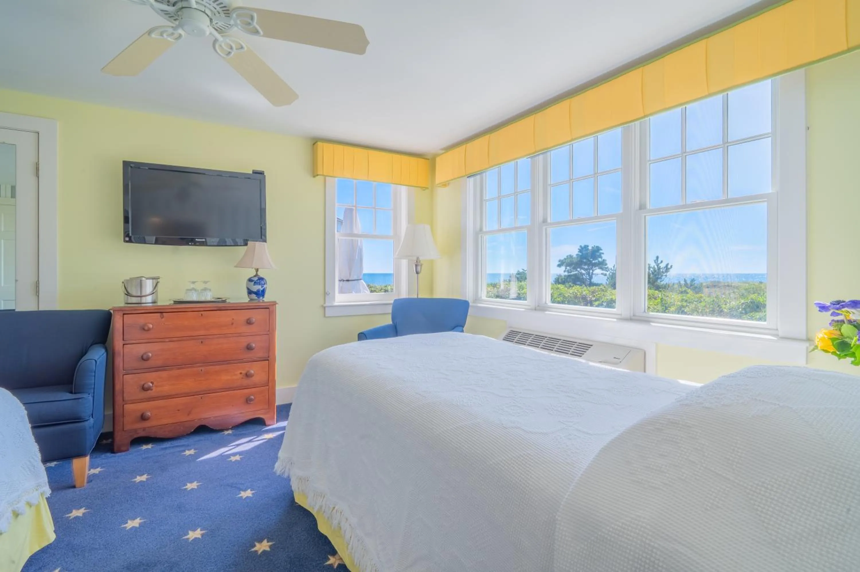 Photo of the whole room, Bed in Winstead Beach Resort