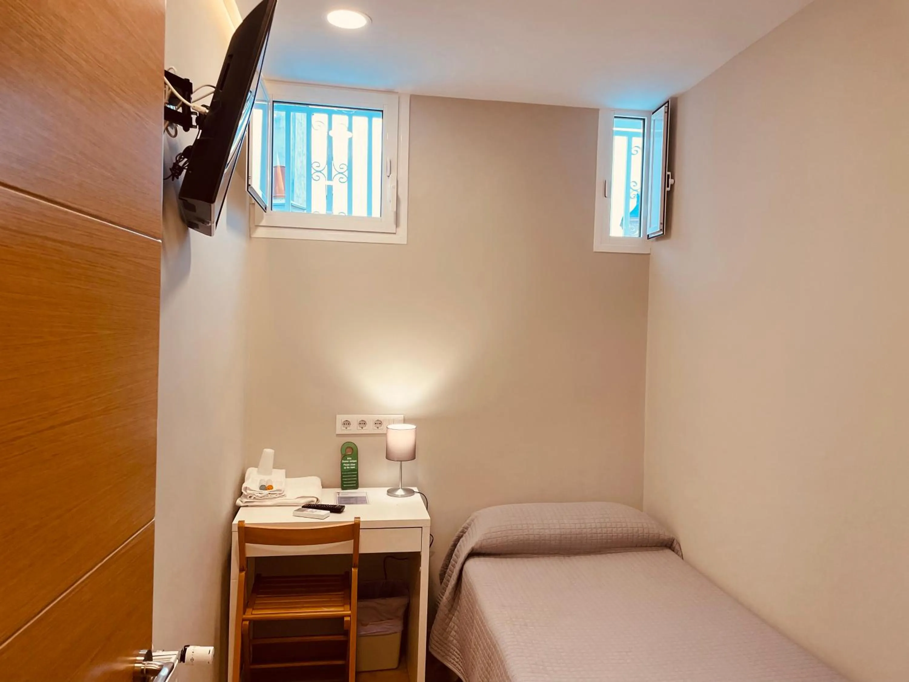 Bed in Hostal Patria Madrid