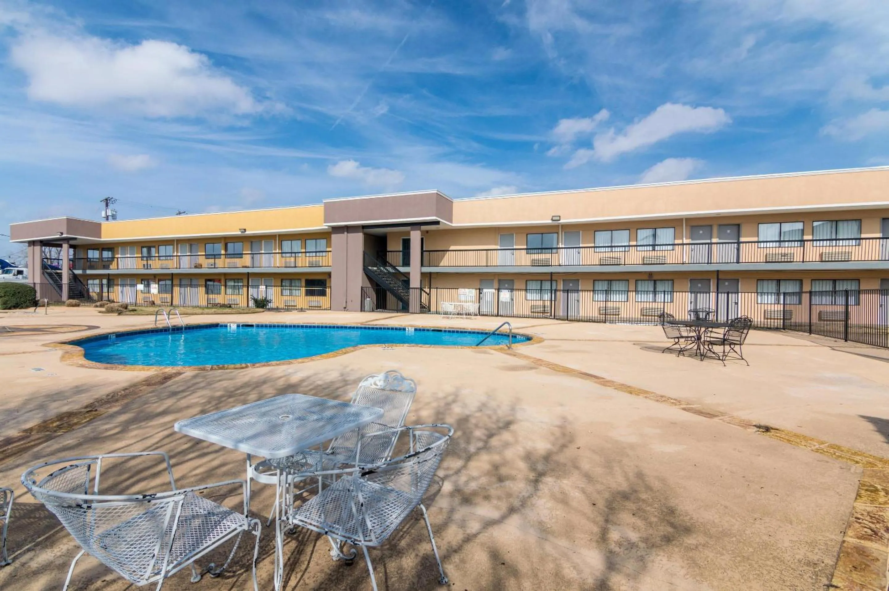 Swimming pool in Rodeway Inn