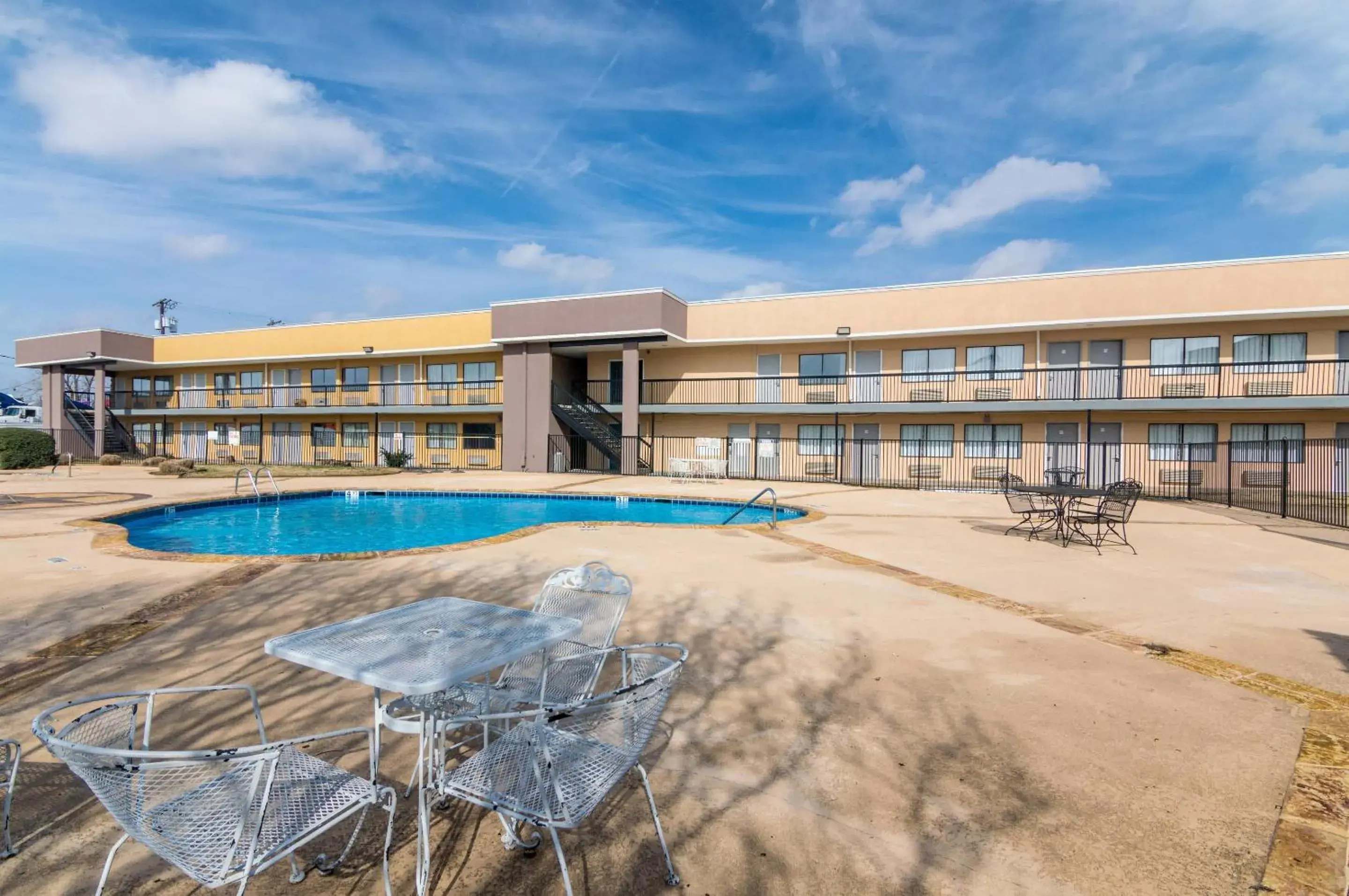 Swimming pool in Rodeway Inn Swimming pool in Rodeway Inn