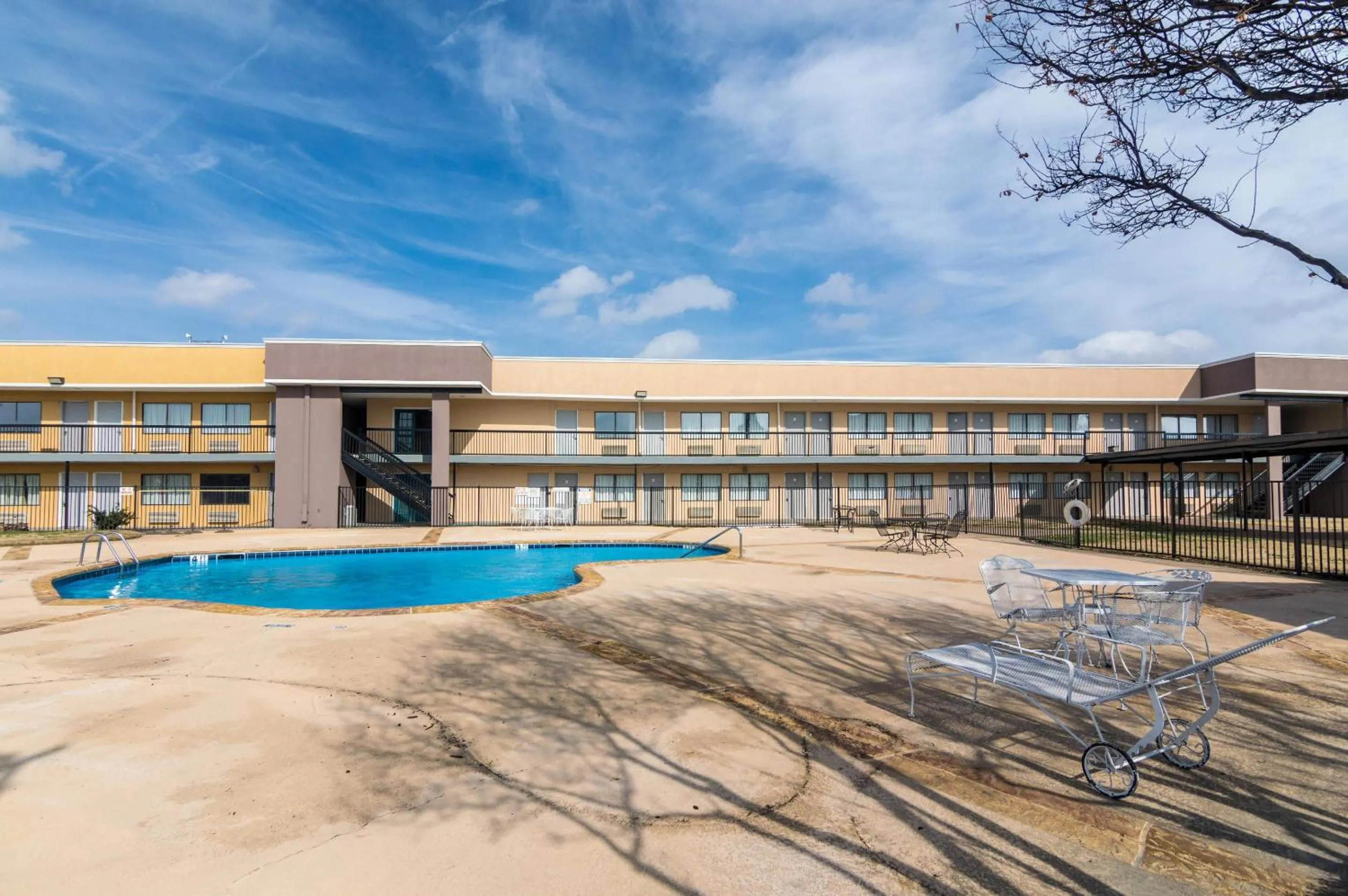 Swimming pool in Rodeway Inn
