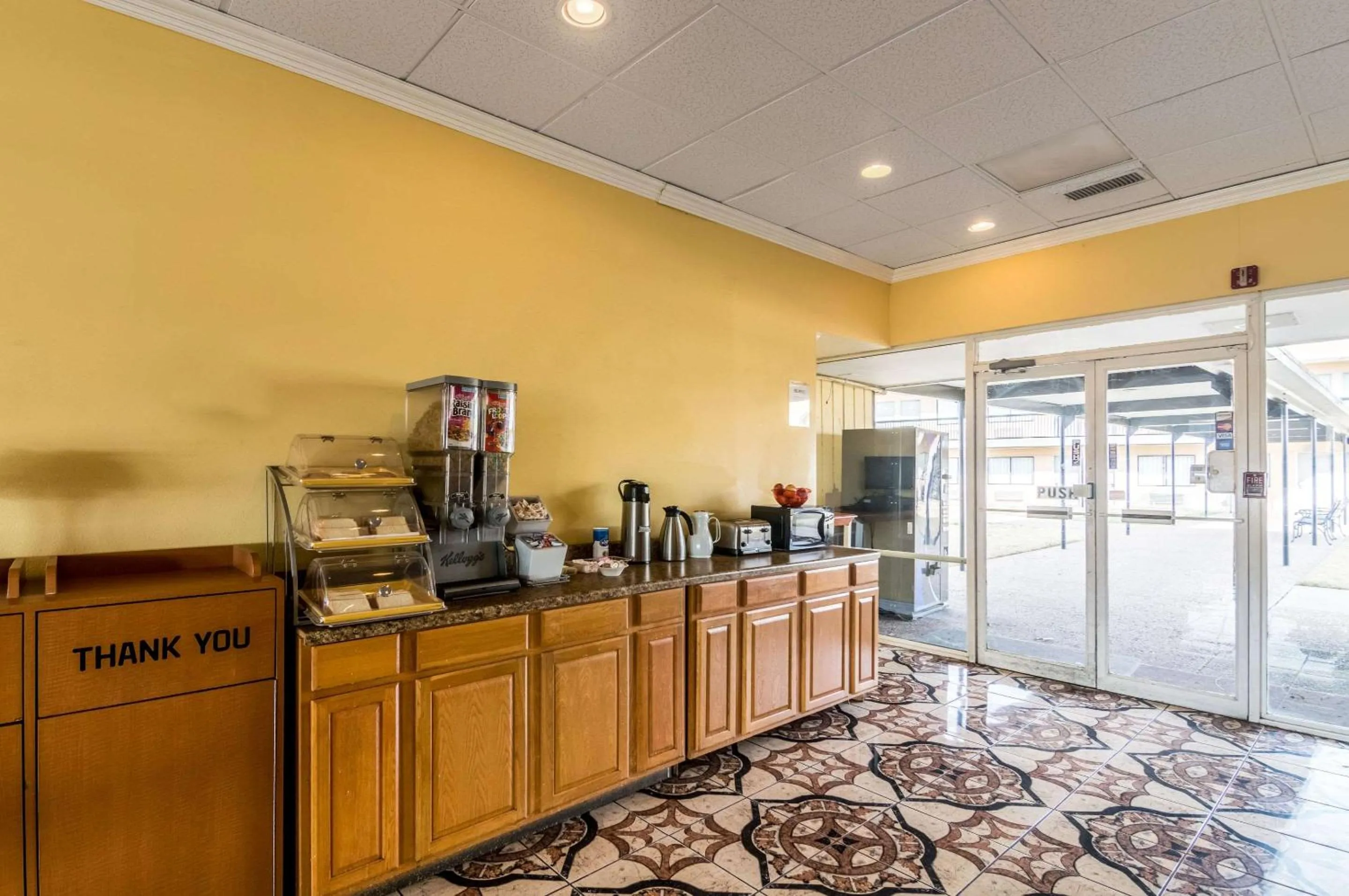 Restaurant/places to eat in Rodeway Inn