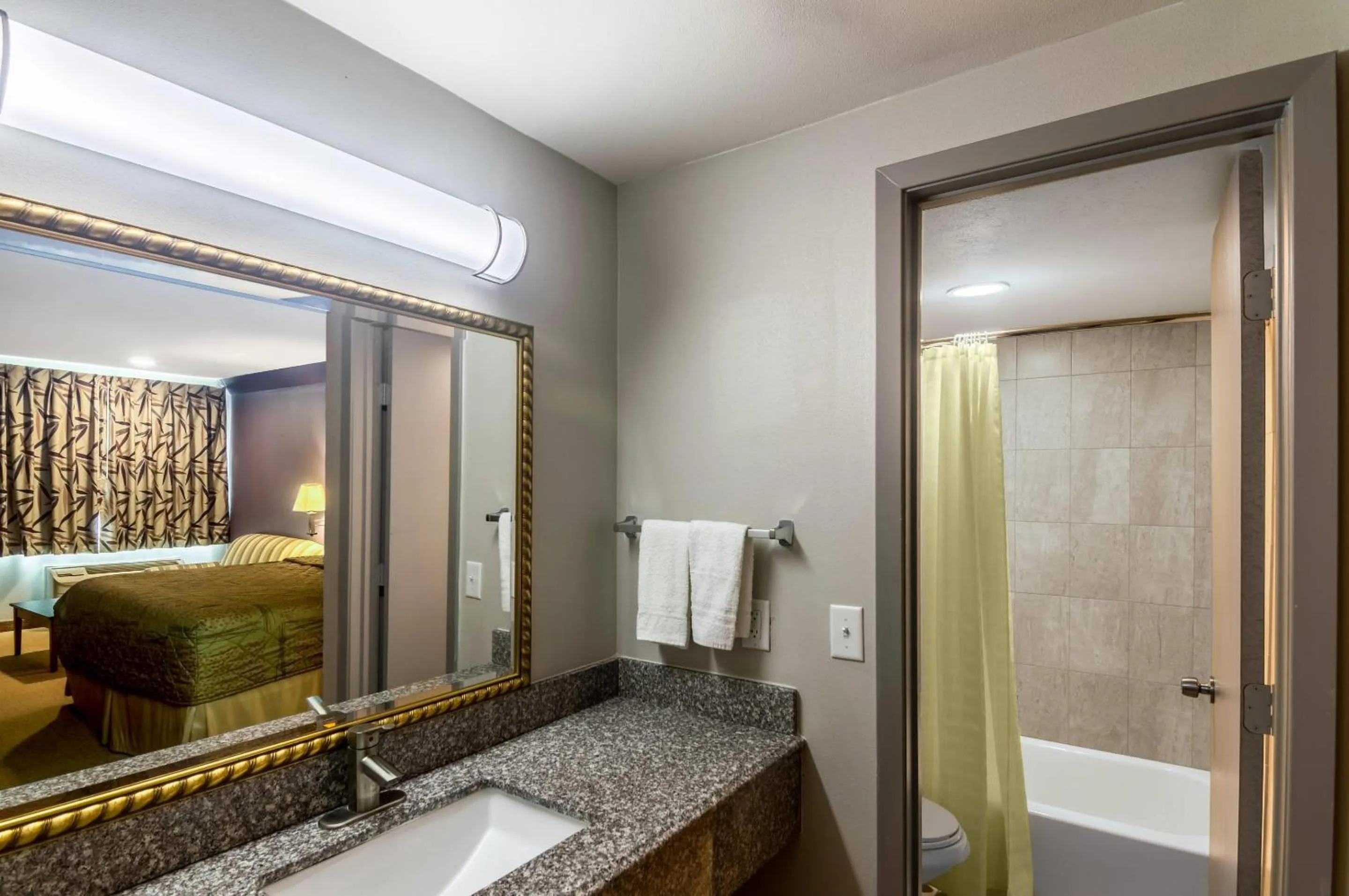 Bedroom, Bed in Rodeway Inn