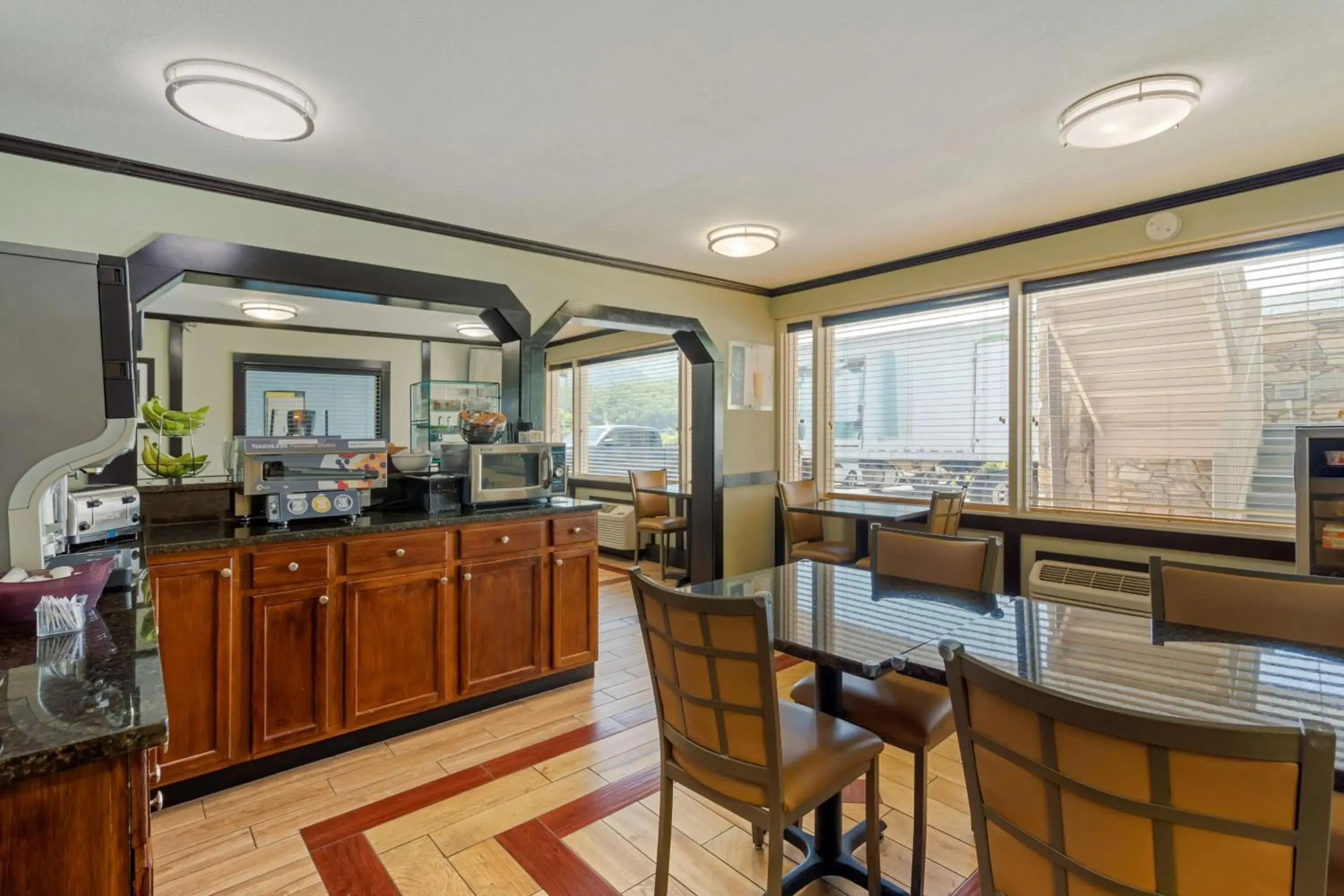 Breakfast in Best Western Smoky Mountain Inn Breakfast in Best Western Smoky Mountain Inn