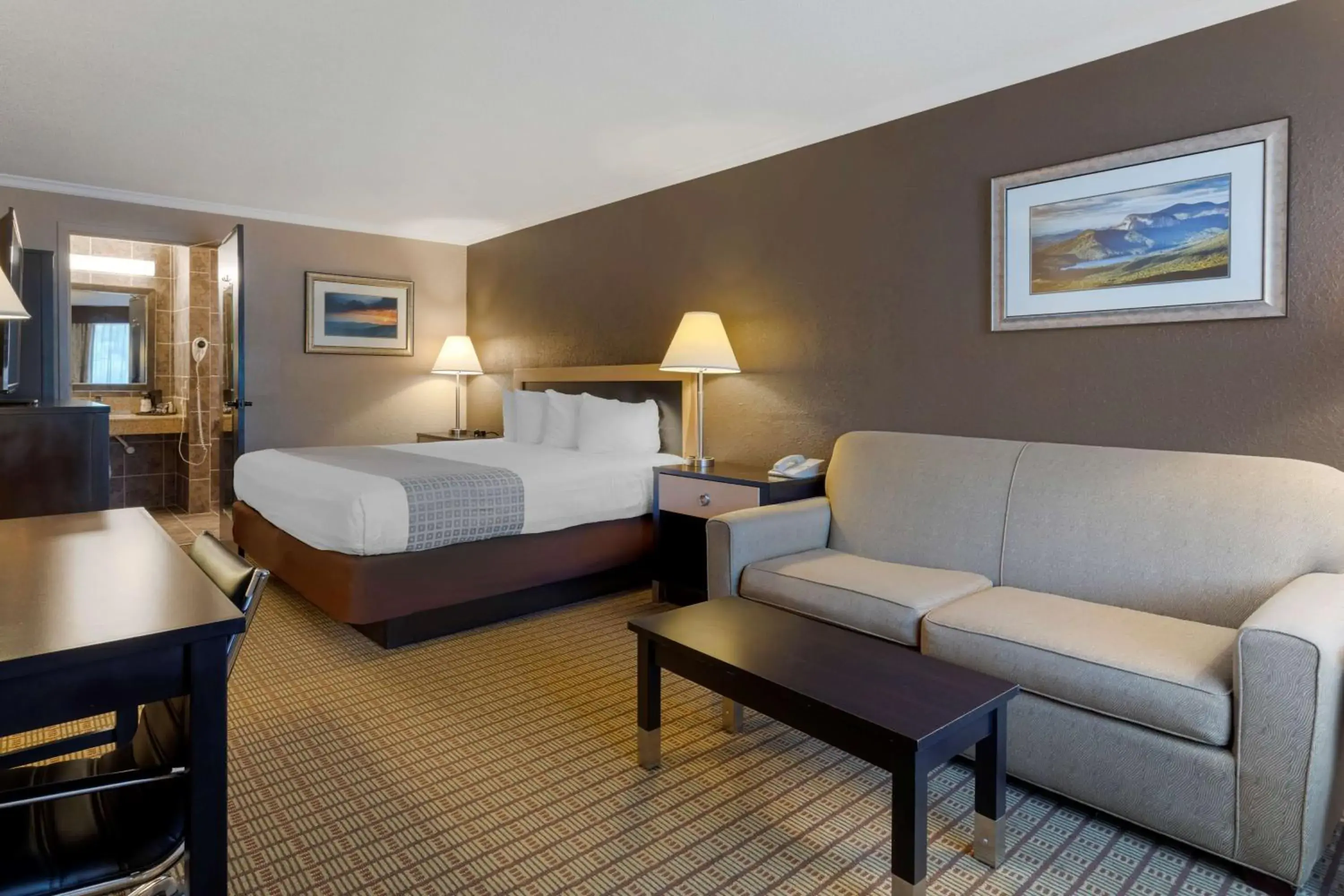 Bedroom in Best Western Smoky Mountain Inn Bedroom in Best Western Smoky Mountain Inn