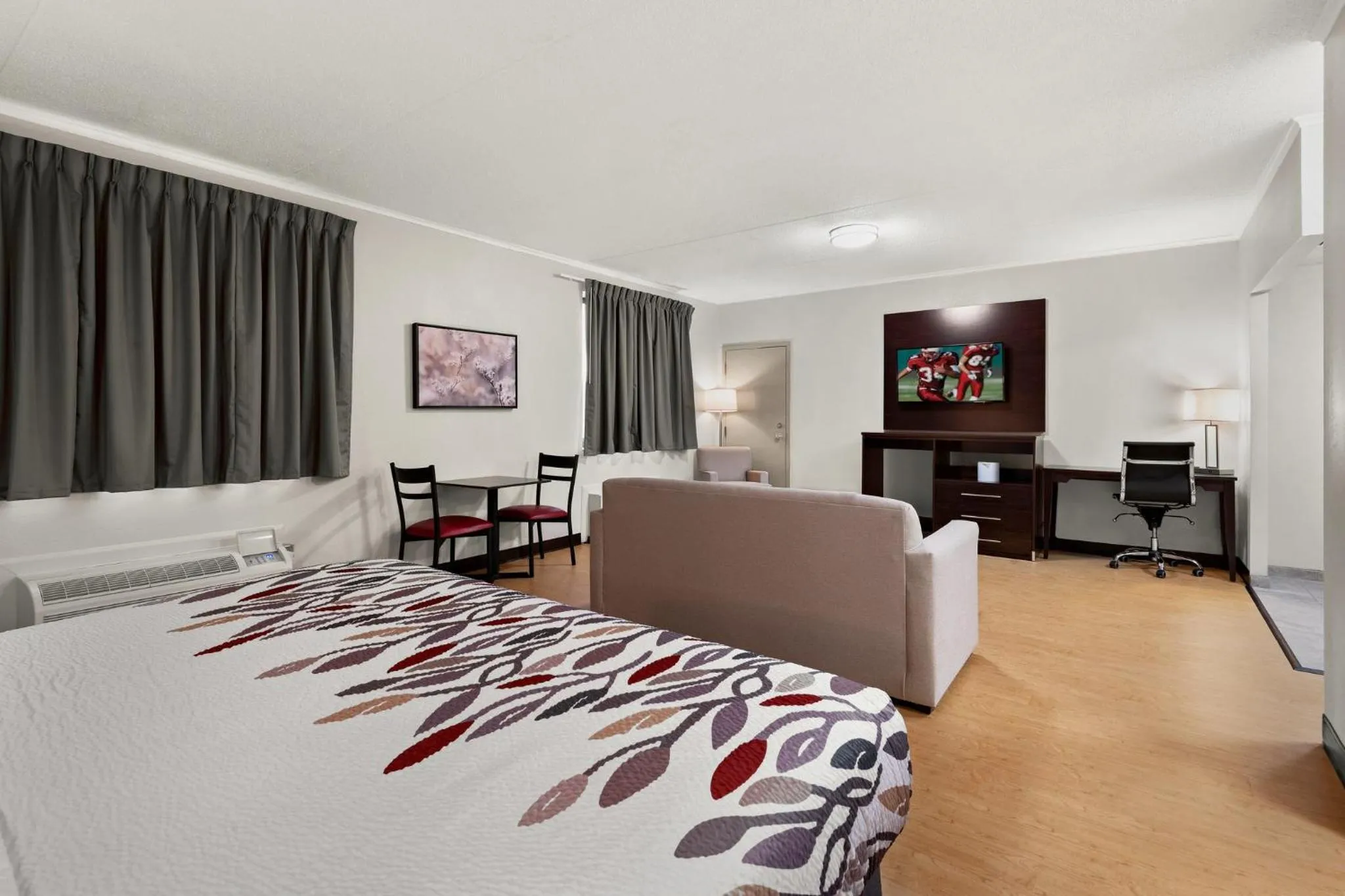 Photo of the whole room, Bed in Red Roof Inn Norwich