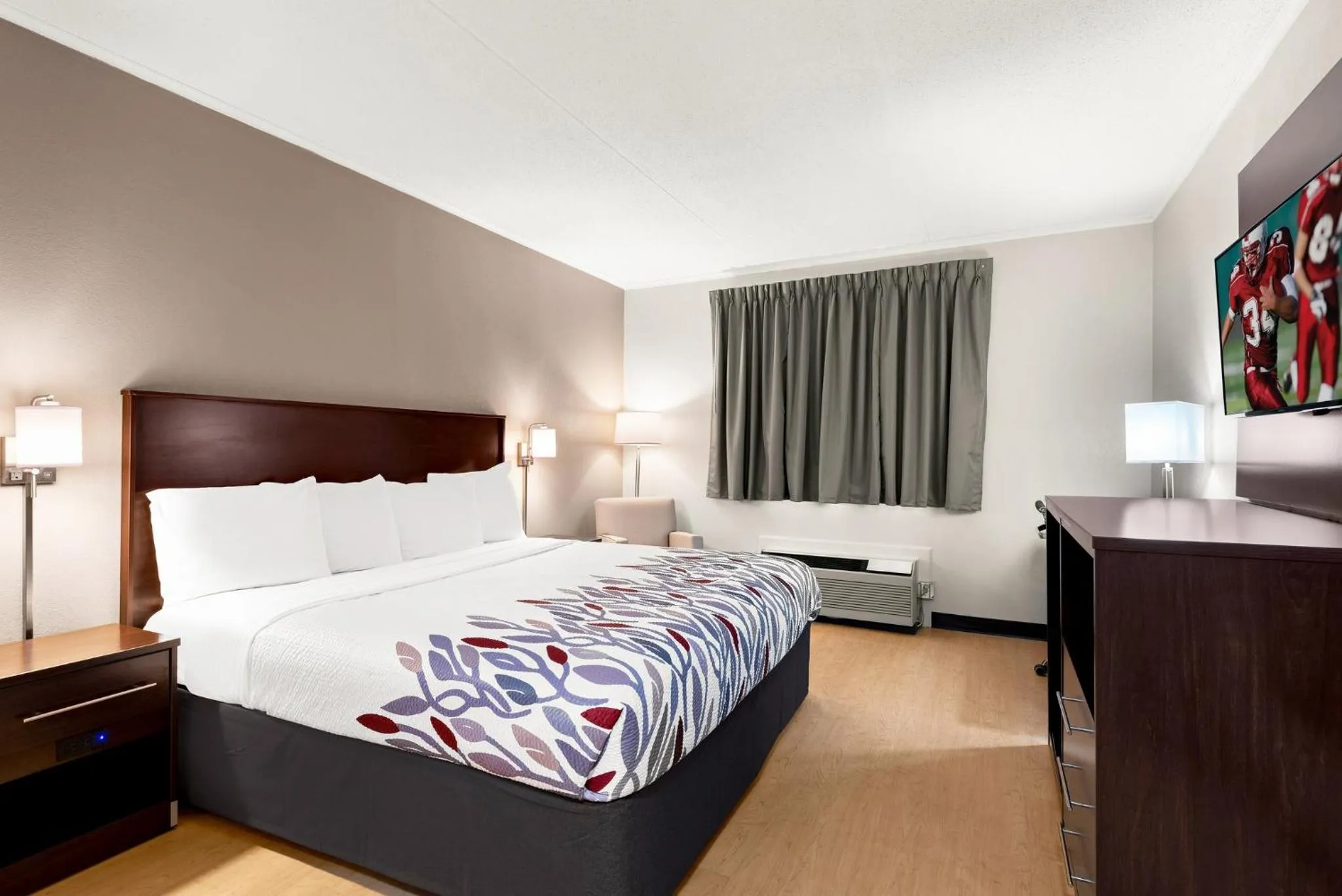 Photo of the whole room, Bed in Red Roof Inn Norwich