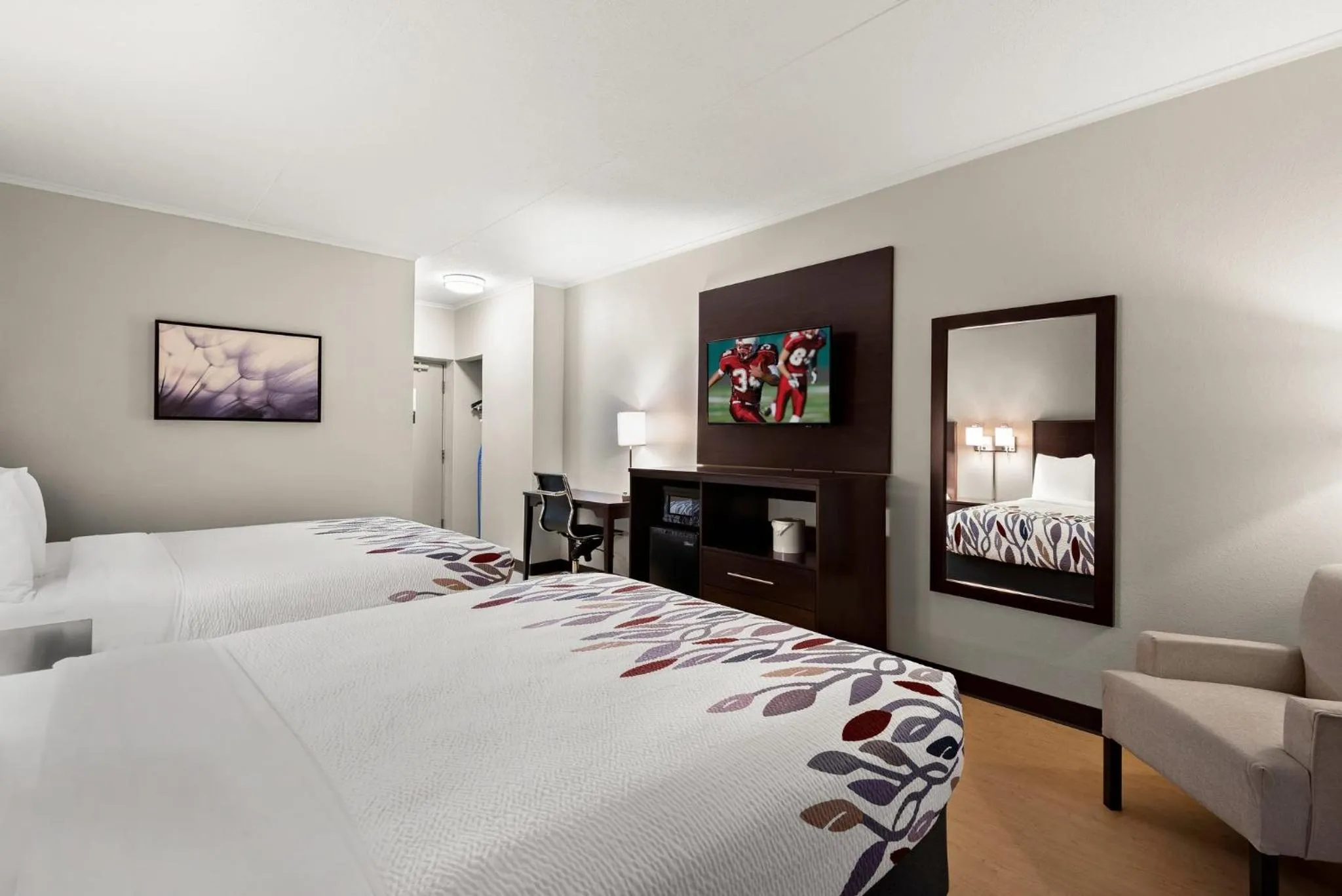 Photo of the whole room, Bed in Red Roof Inn Norwich