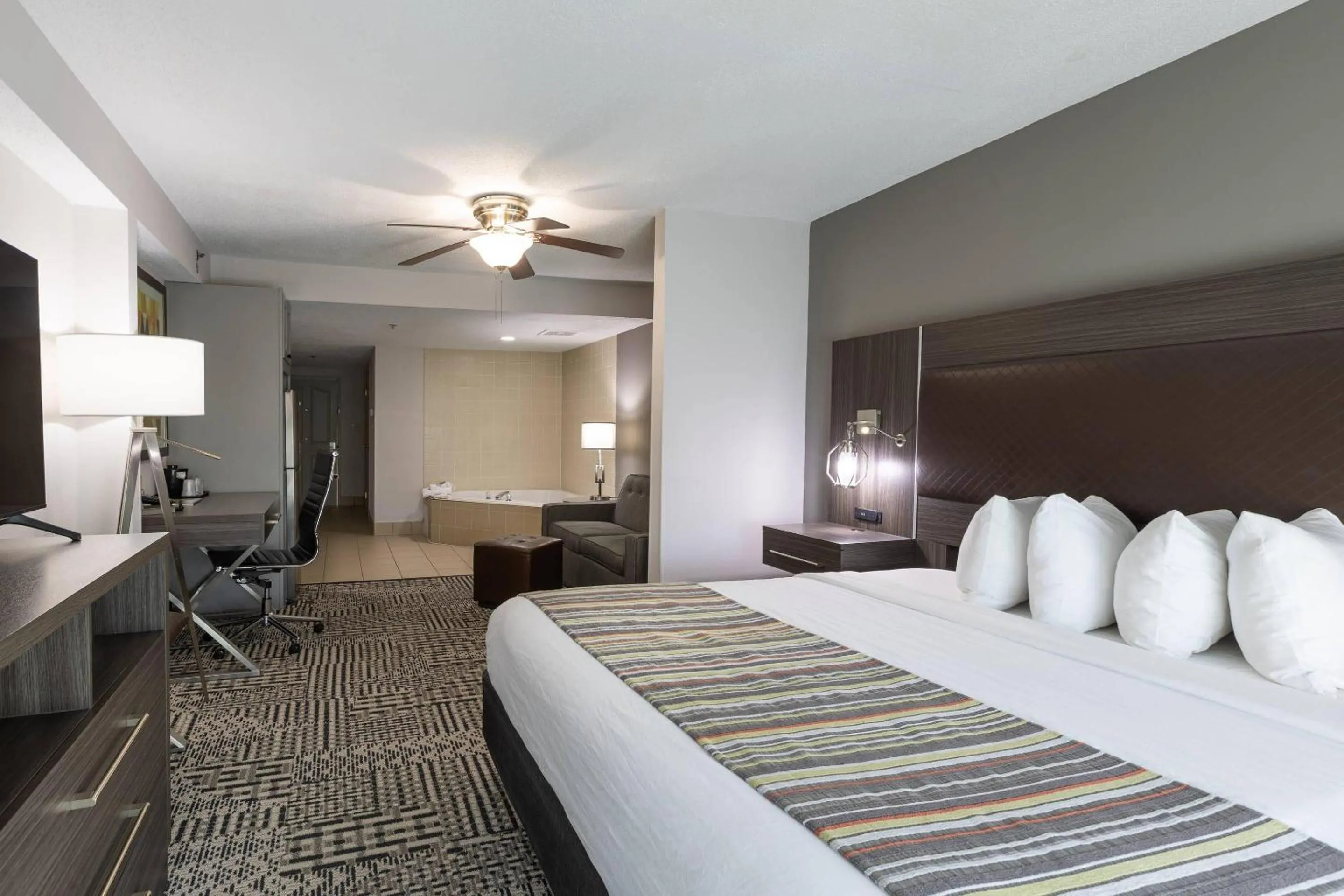 Bedroom, Bed in Country Inn & Suites by Radisson, Lake Norman Huntersville, NC