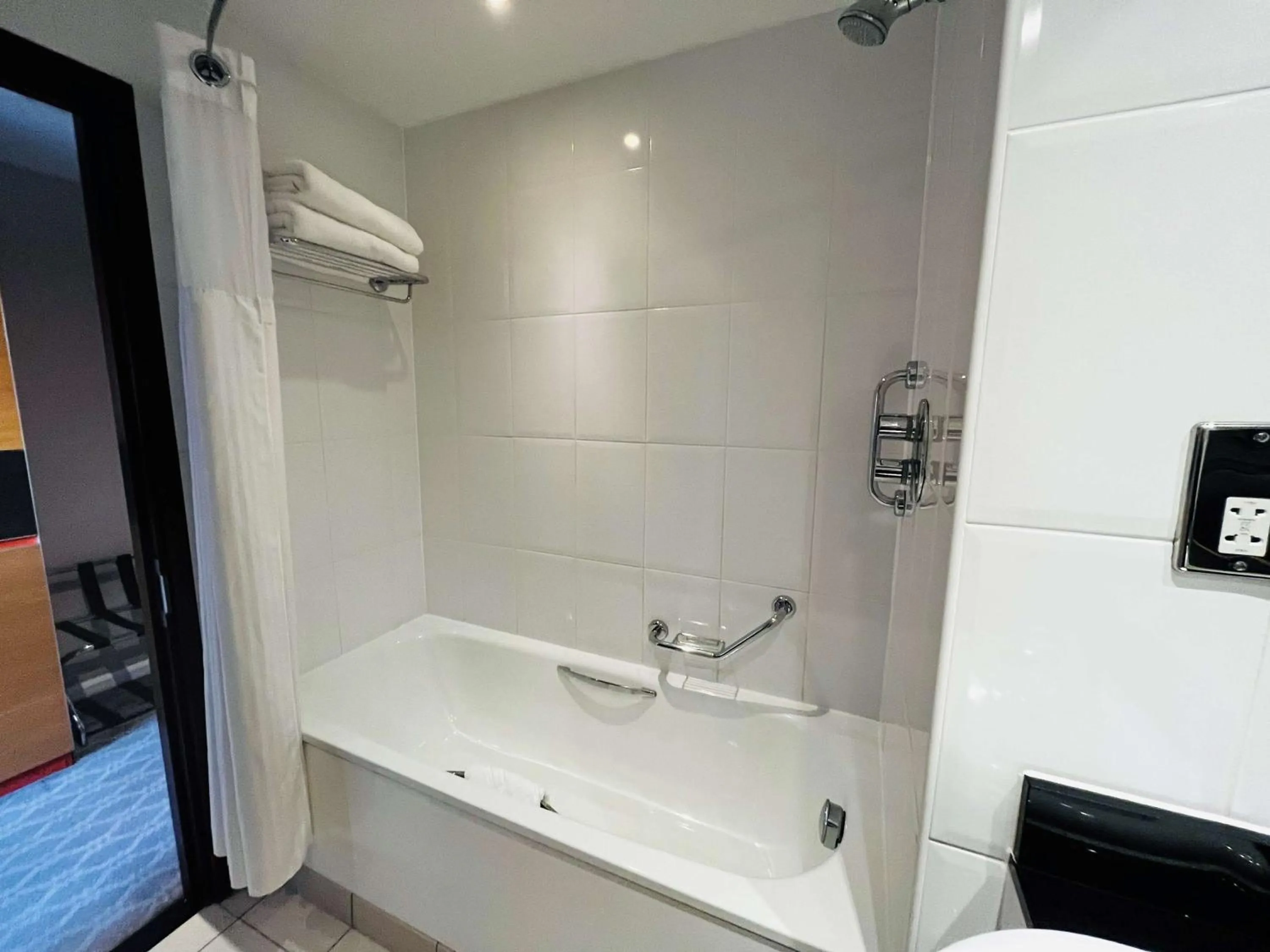 Bathroom in Hilton East Midlands Airport