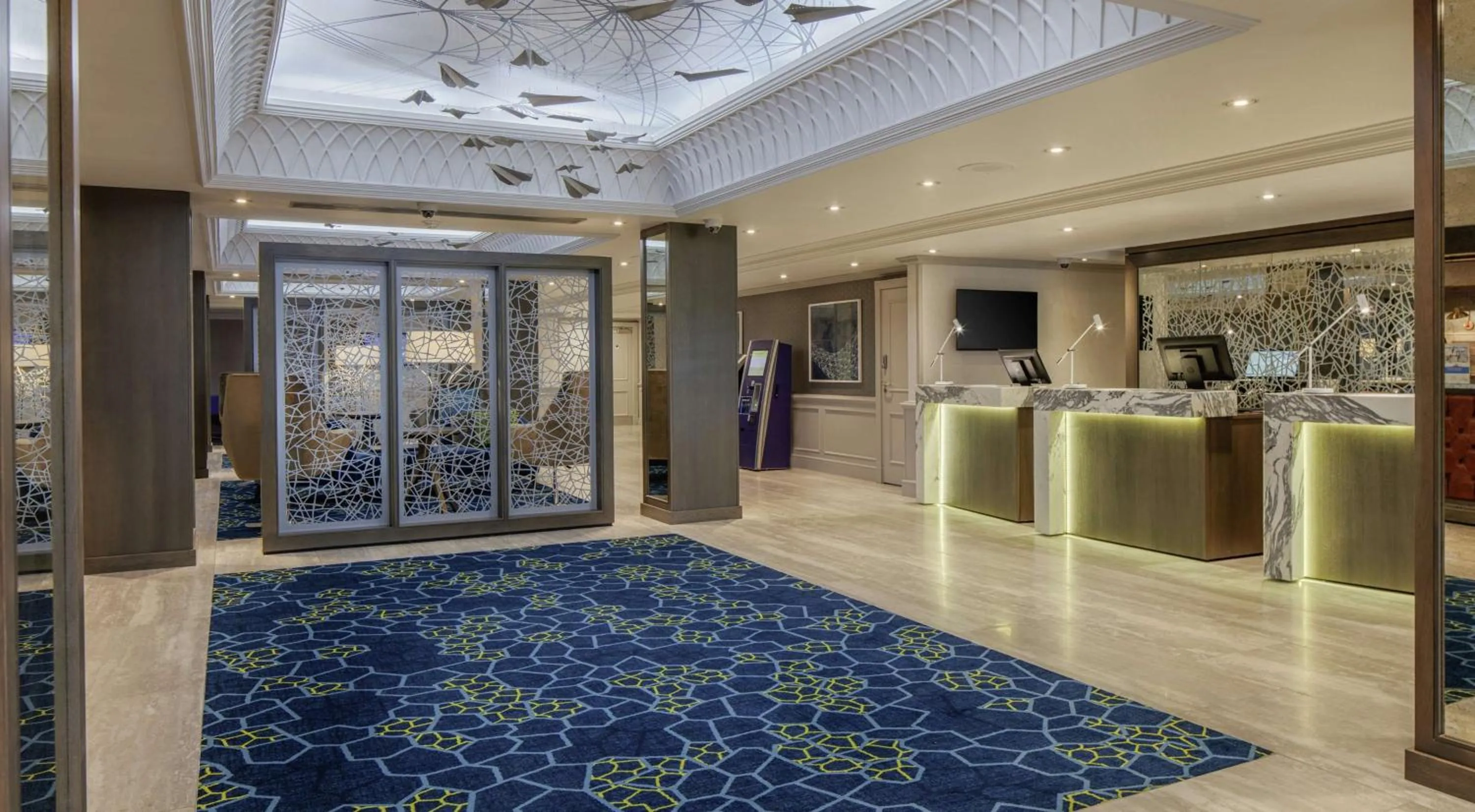 Lobby or reception in Hilton East Midlands Airport