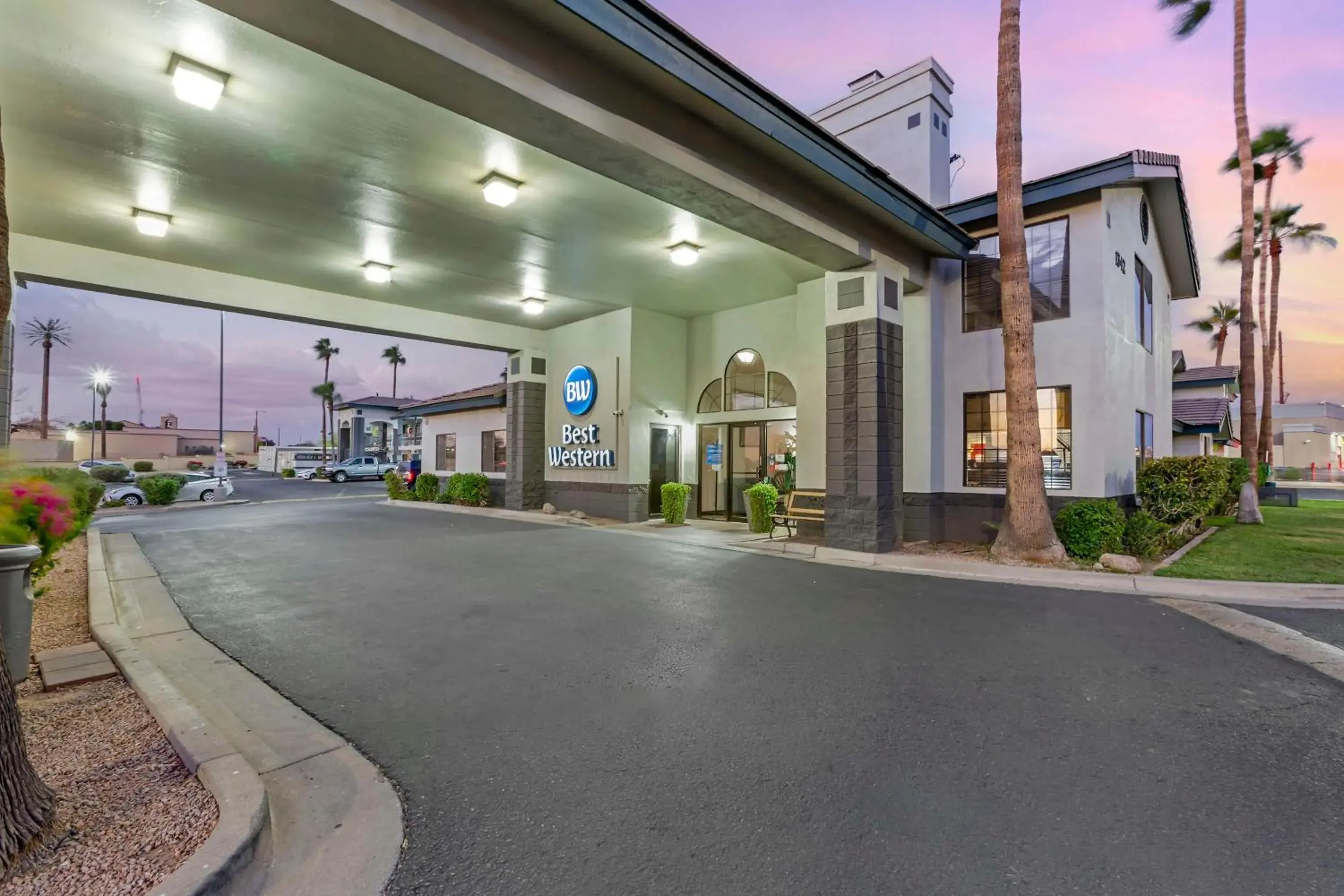 Property building in Best Western Superstition Springs Inn Property building in Best Western Superstition Springs Inn