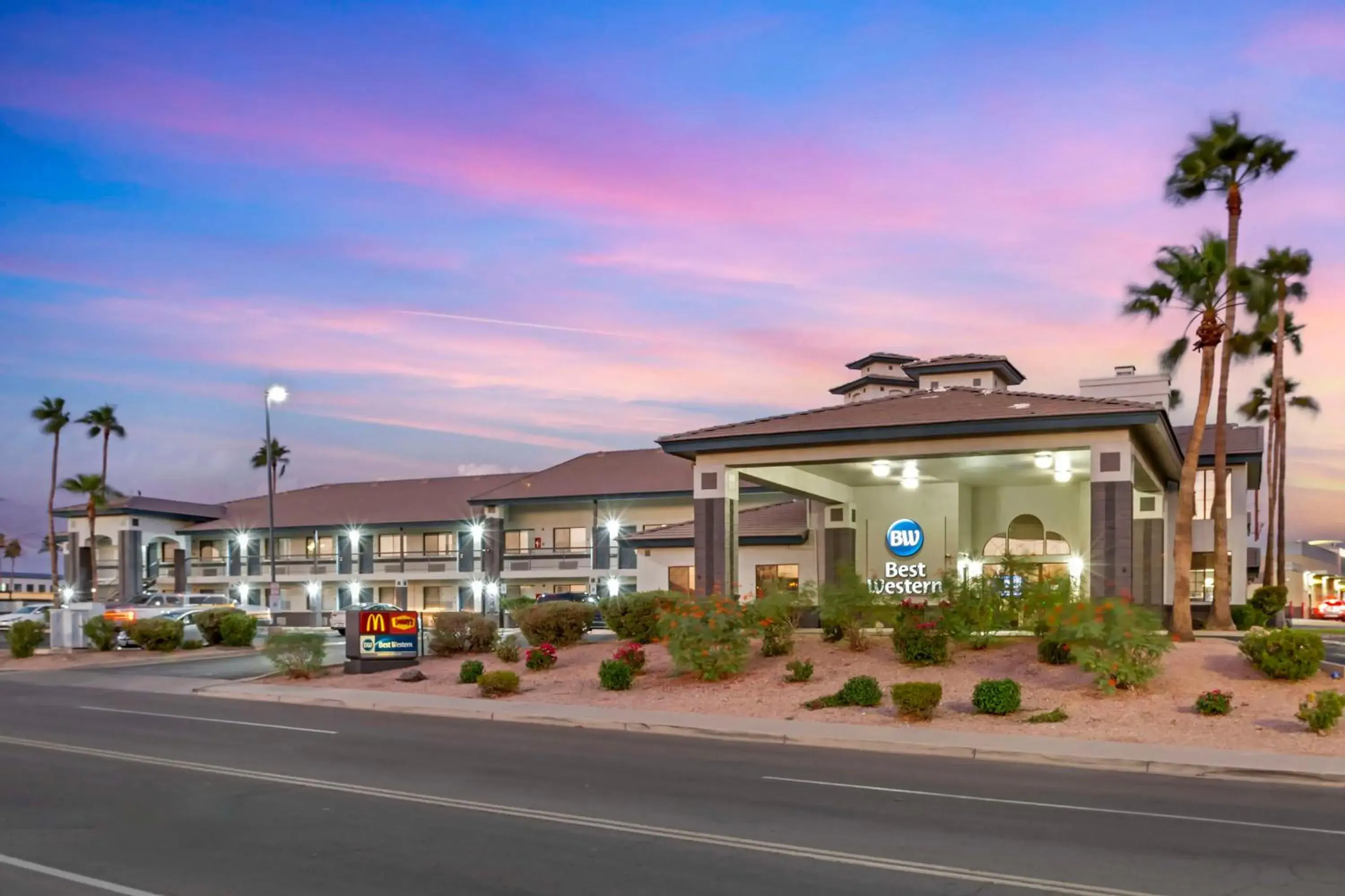 Property building in Best Western Superstition Springs Inn Property building in Best Western Superstition Springs Inn