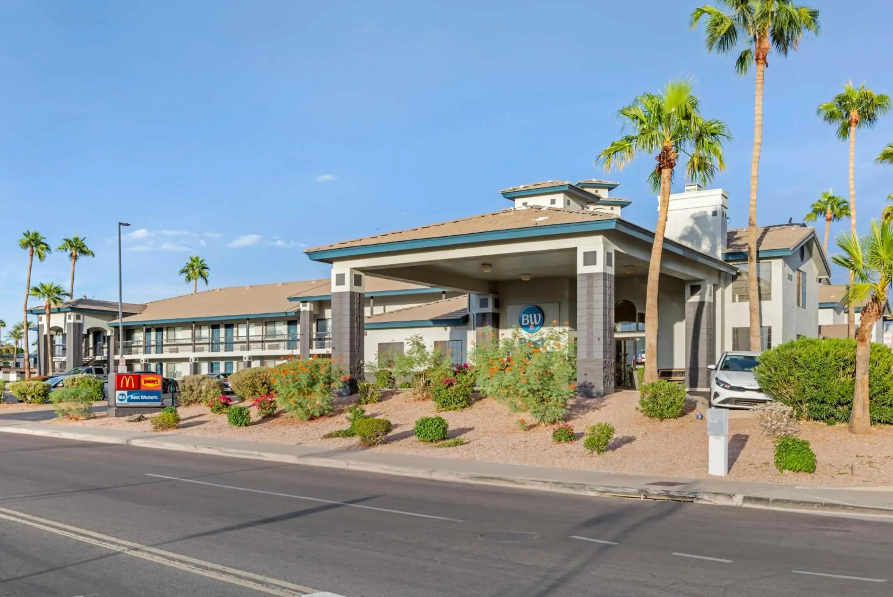 Property building in Best Western Superstition Springs Inn Property building in Best Western Superstition Springs Inn