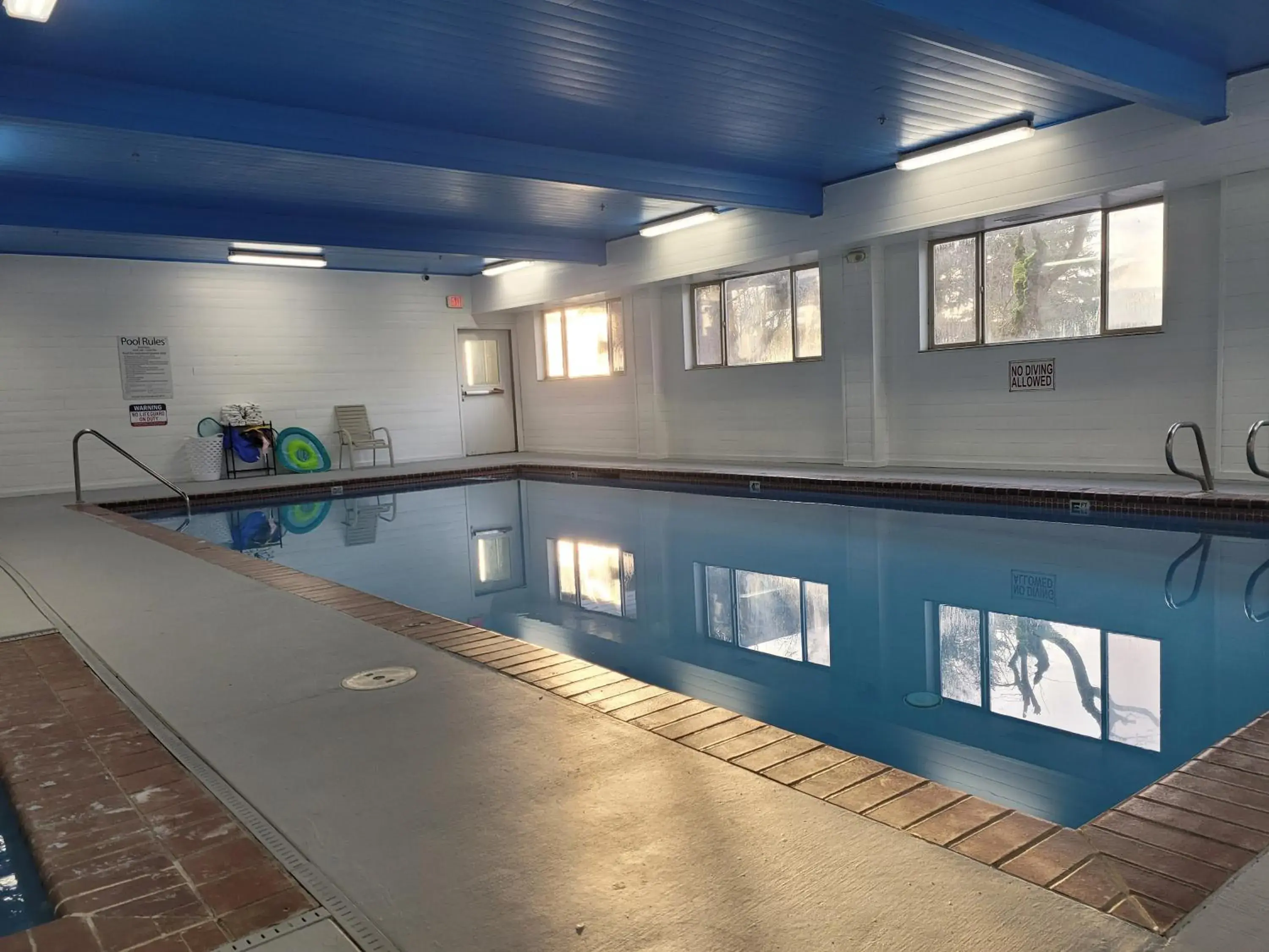 Swimming pool in Quality Inn & Suites Wilsonville Swimming pool in Quality Inn & Suites Wilsonville