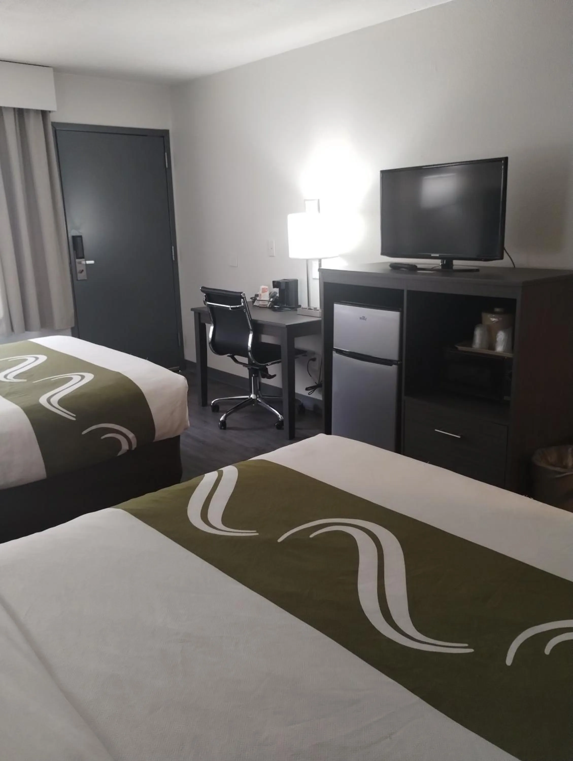 Bed in Quality Inn & Suites Wilsonville